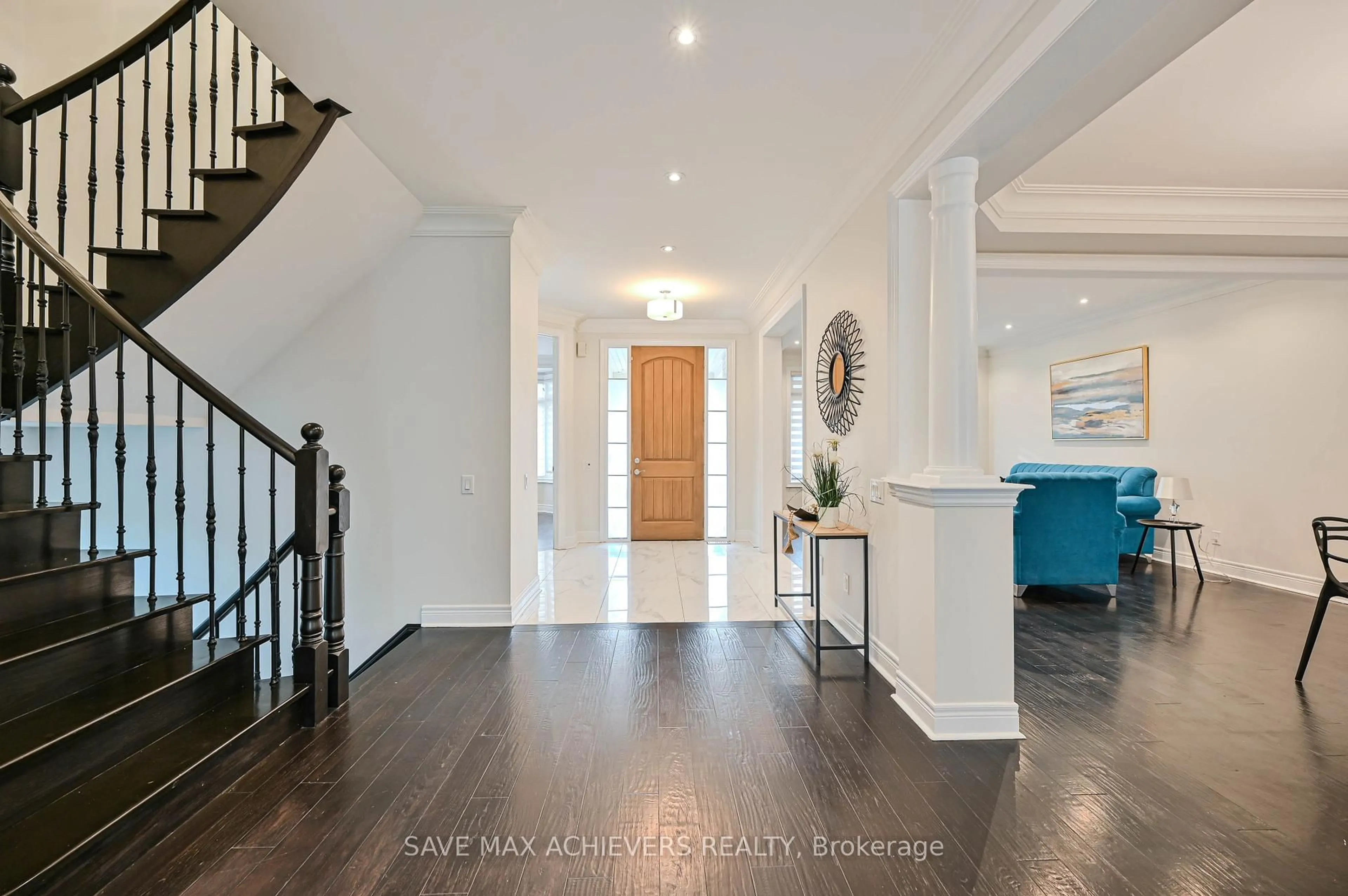 Indoor entryway for 7 Seacliff Cres, Brampton Ontario L6T 0A4