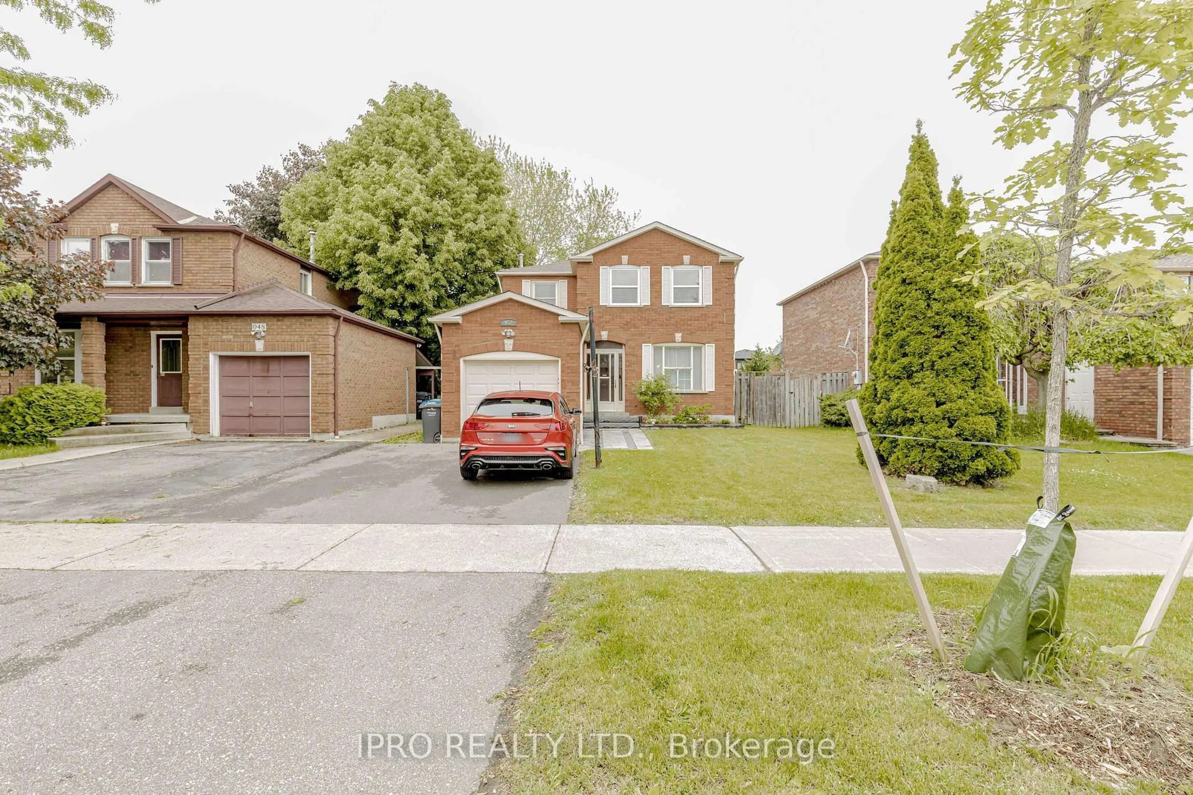 A pic from outside/outdoor area/front of a property/back of a property/a pic from drone, street for 952 Ceremonial Dr, Mississauga Ontario L5R 3A7