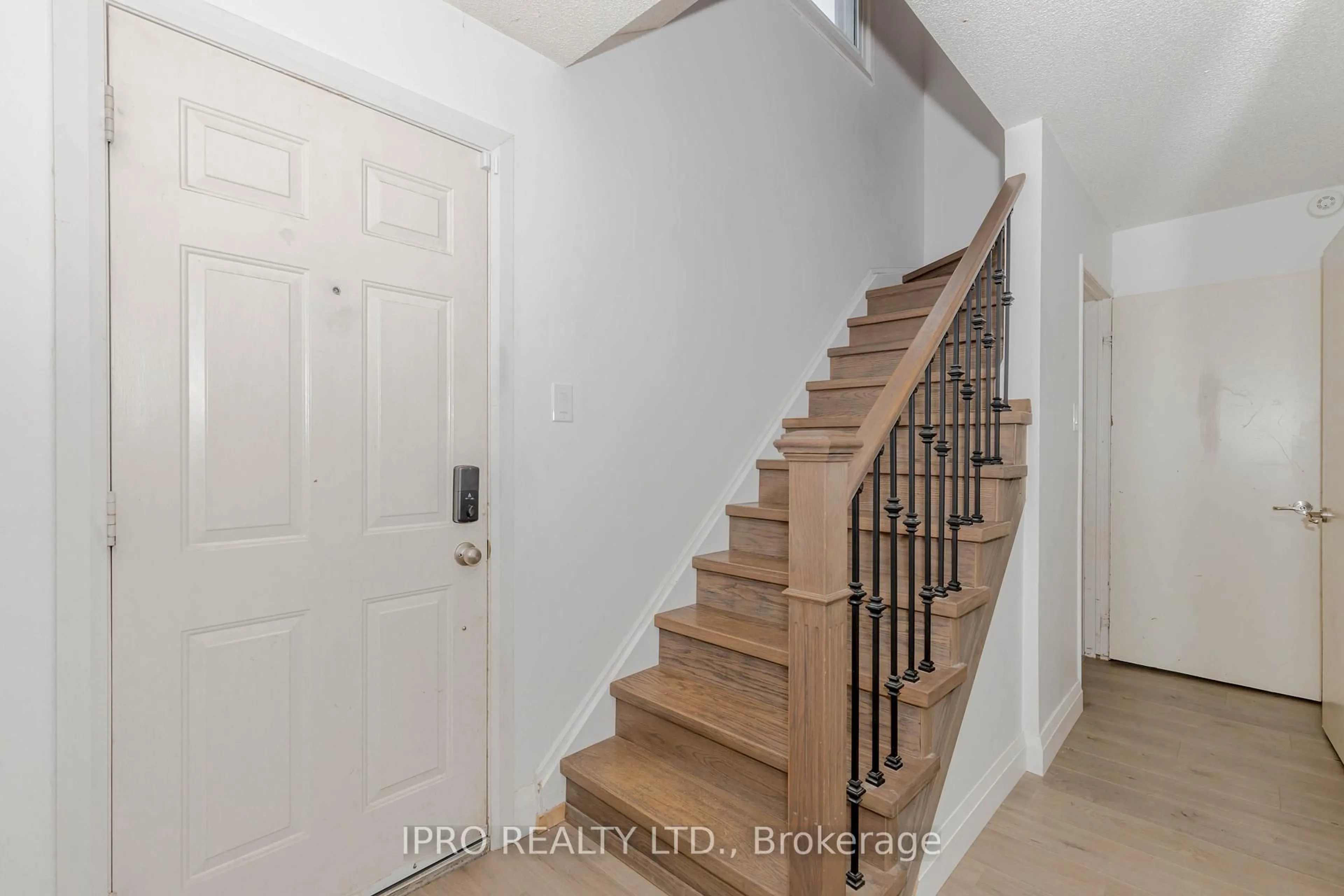 Unknown for 952 Ceremonial Dr, Mississauga Ontario L5R 3A7