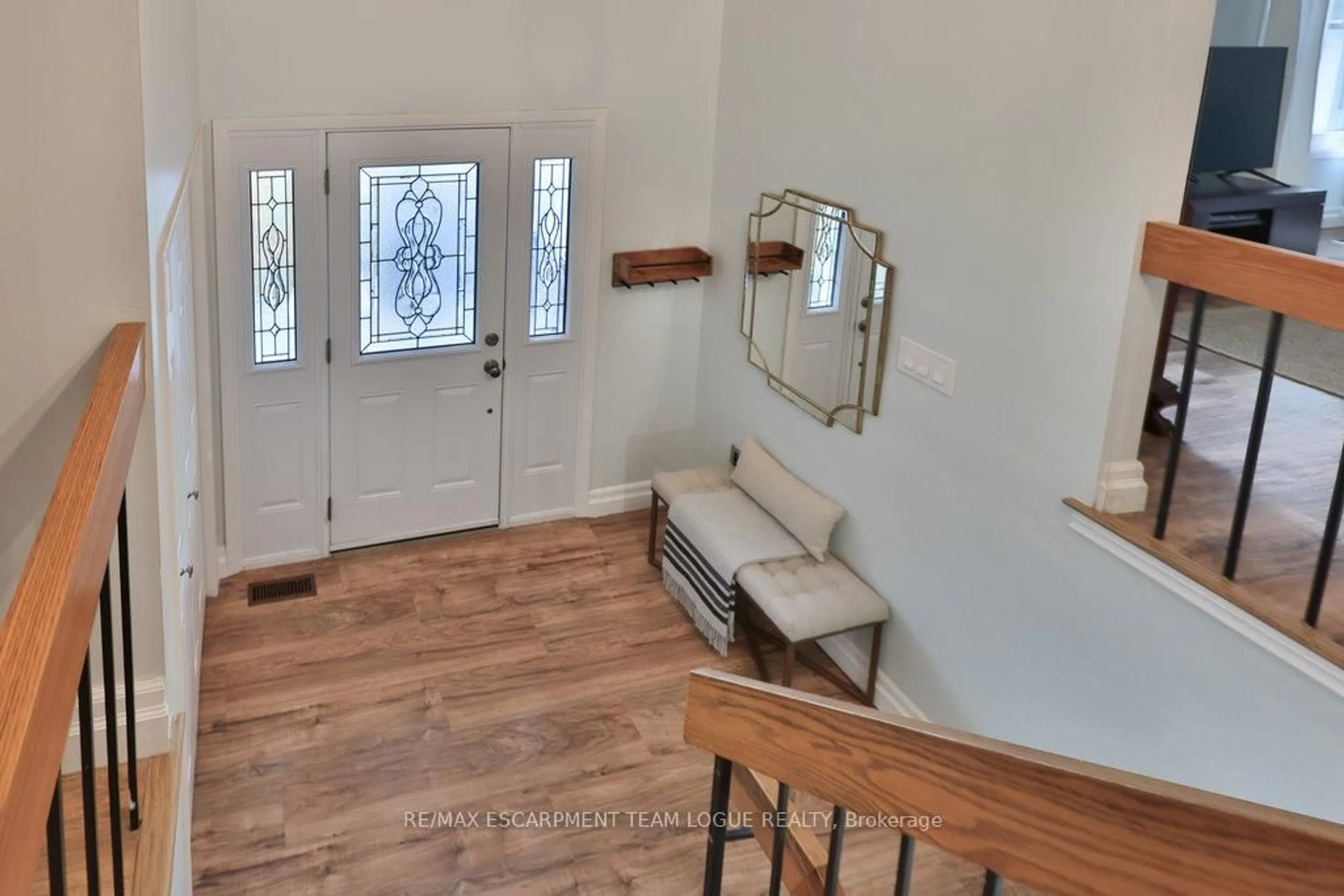 Indoor entryway for 3488 Rubens Crt, Burlington Ontario L7N 3K4