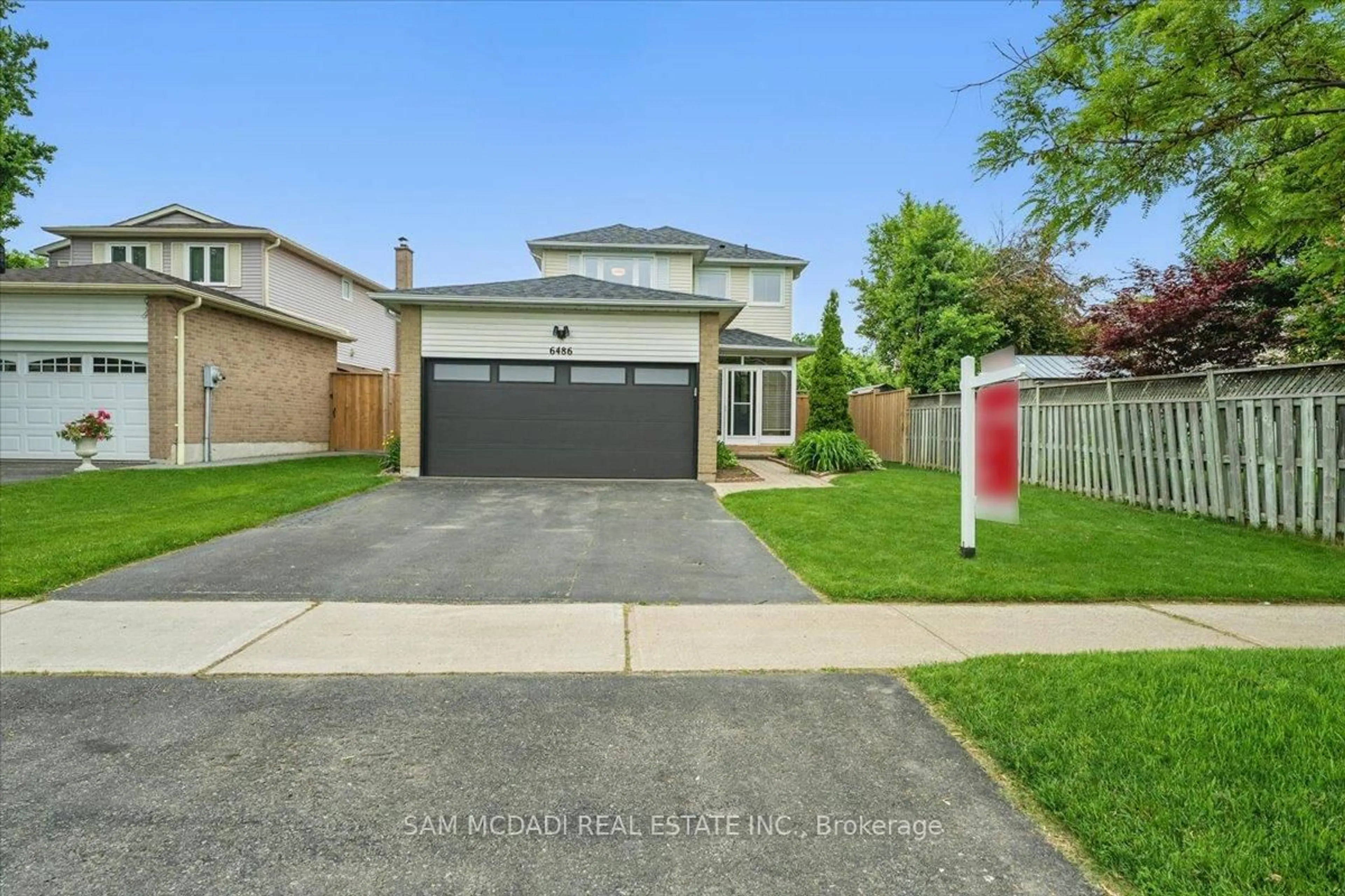 A pic from outside/outdoor area/front of a property/back of a property/a pic from drone, street for 6486 Edenwood Dr, Mississauga Ontario L5N 3K1