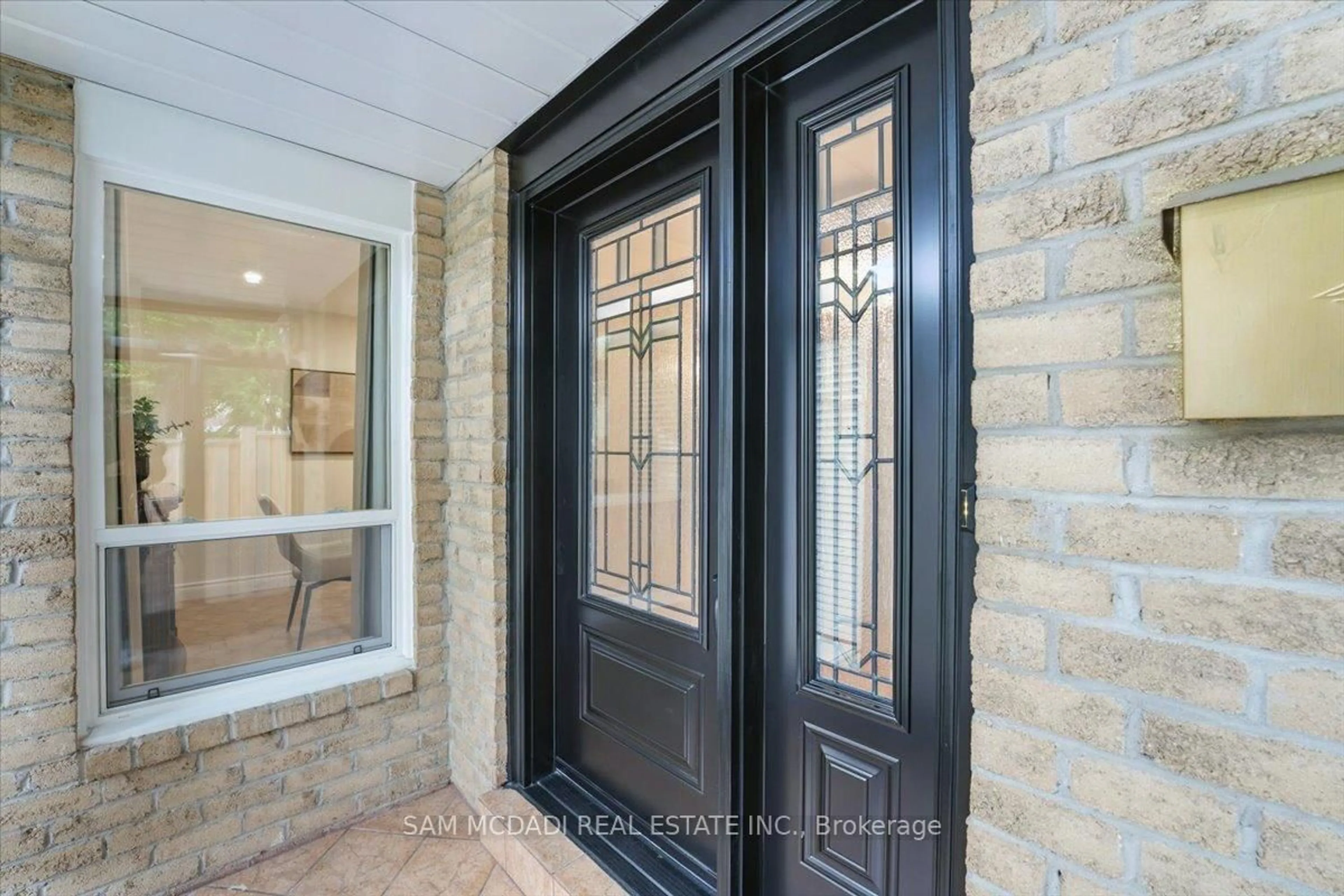Indoor entryway for 6486 Edenwood Dr, Mississauga Ontario L5N 3K1