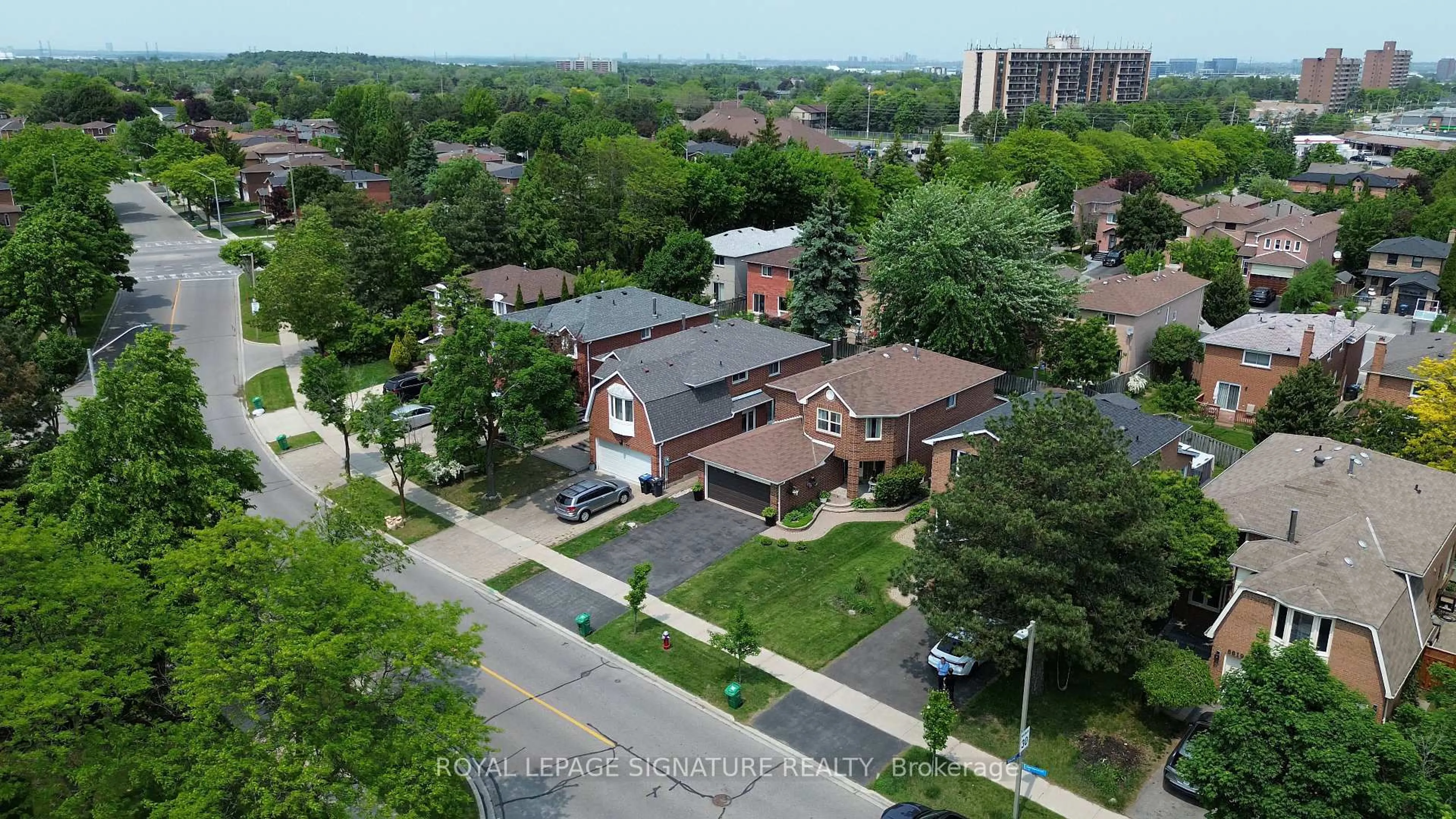A pic from outside/outdoor area/front of a property/back of a property/a pic from drone, street for 6827 Edenwood Dr, Mississauga Ontario L5N 3X9