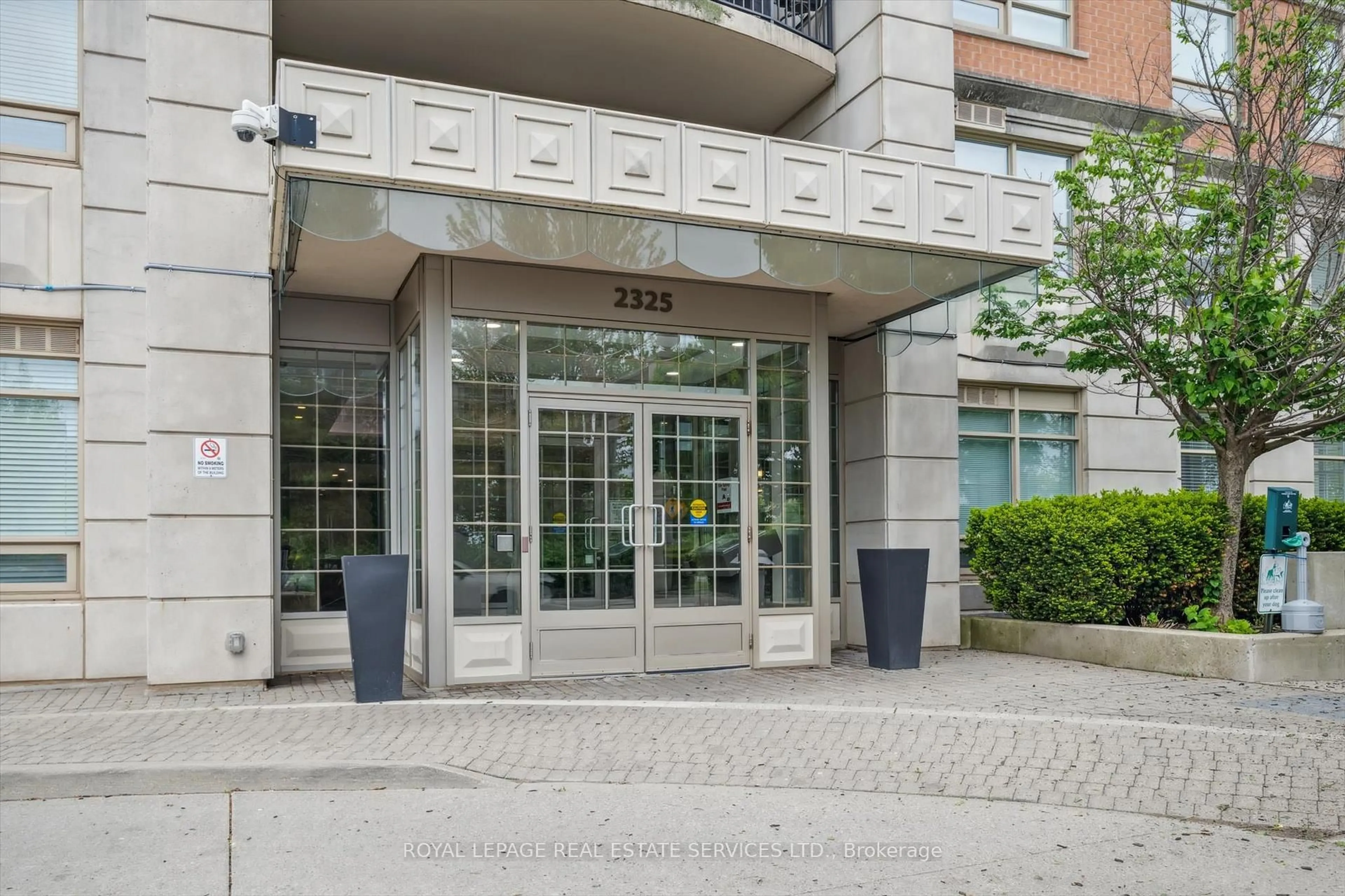 Indoor foyer for 2325 Central Park Dr #203, Oakville Ontario L6H 0E2