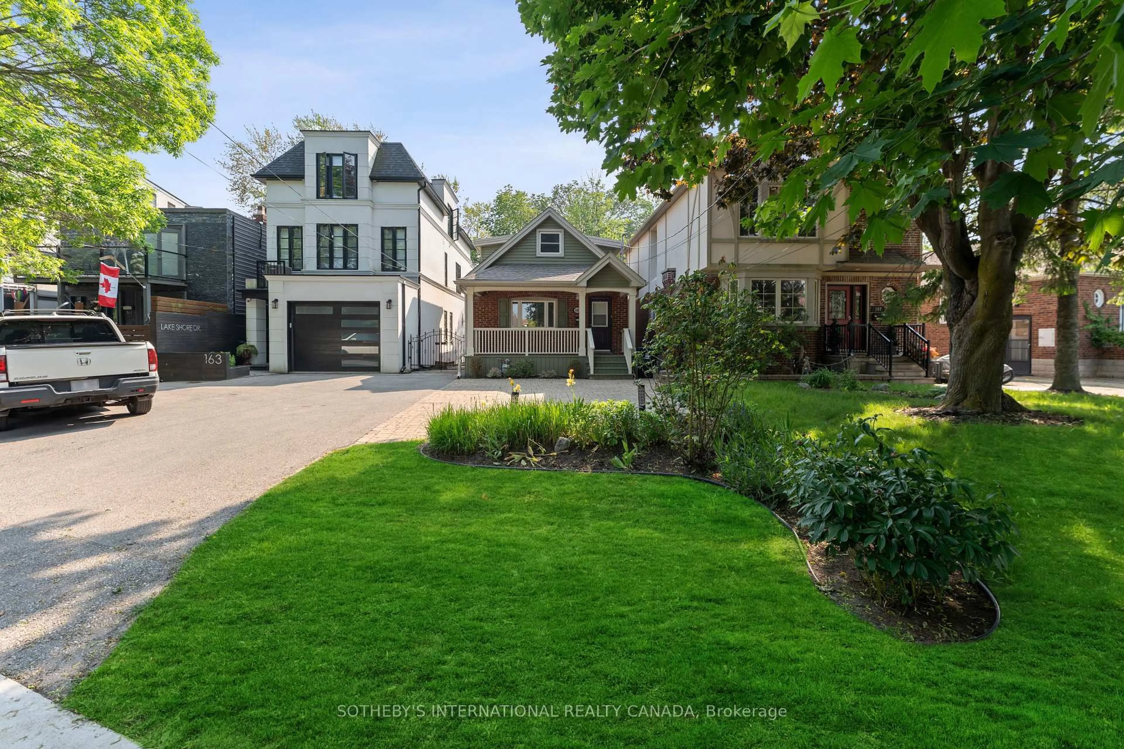 A pic from outside/outdoor area/front of a property/back of a property/a pic from drone, street for 165 Lake Shore Dr, Toronto Ontario M8V 2A1