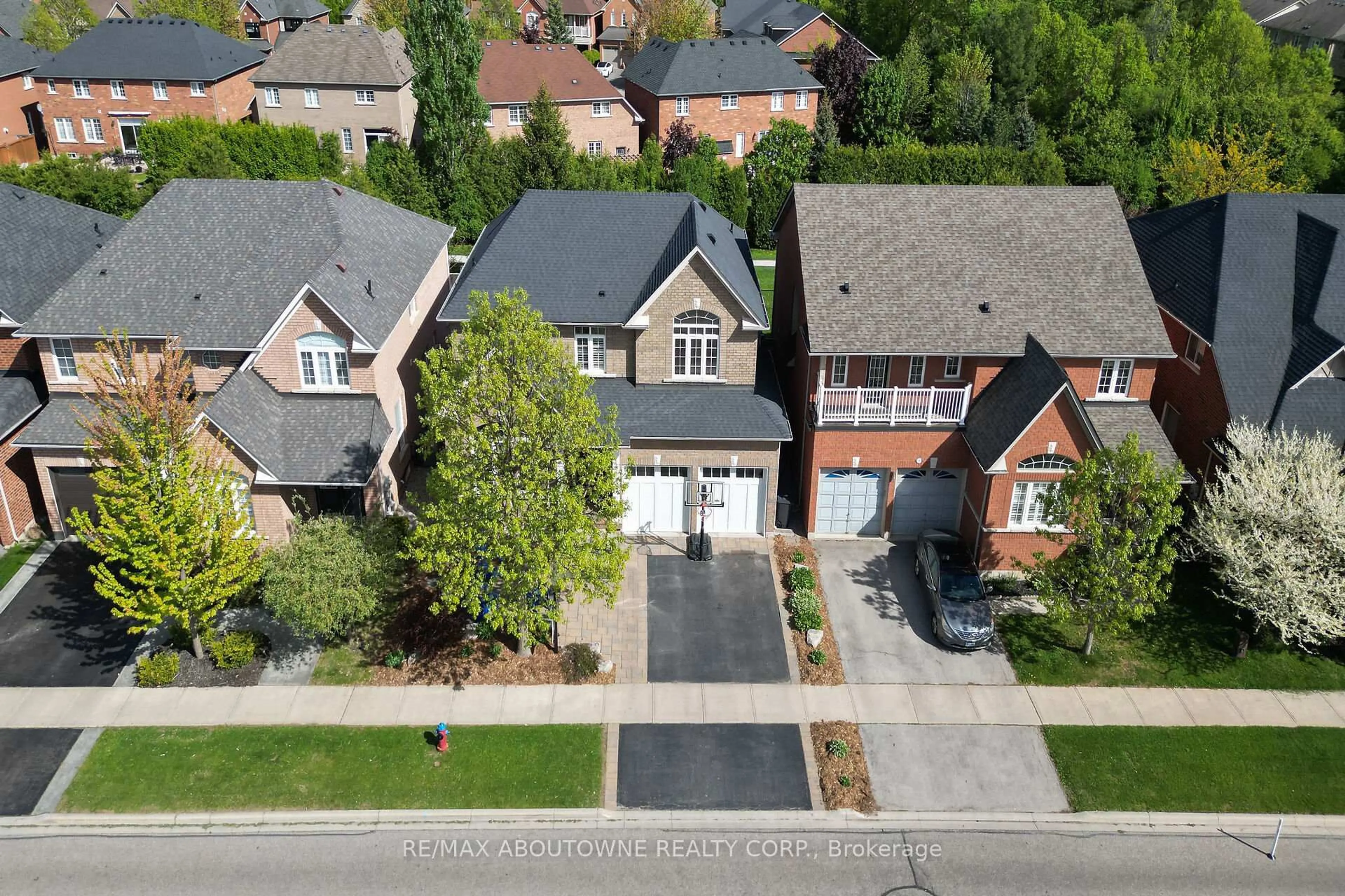 A pic from outside/outdoor area/front of a property/back of a property/a pic from drone, street for 2209 Falling Green Dr, Oakville Ontario L6M 5A2