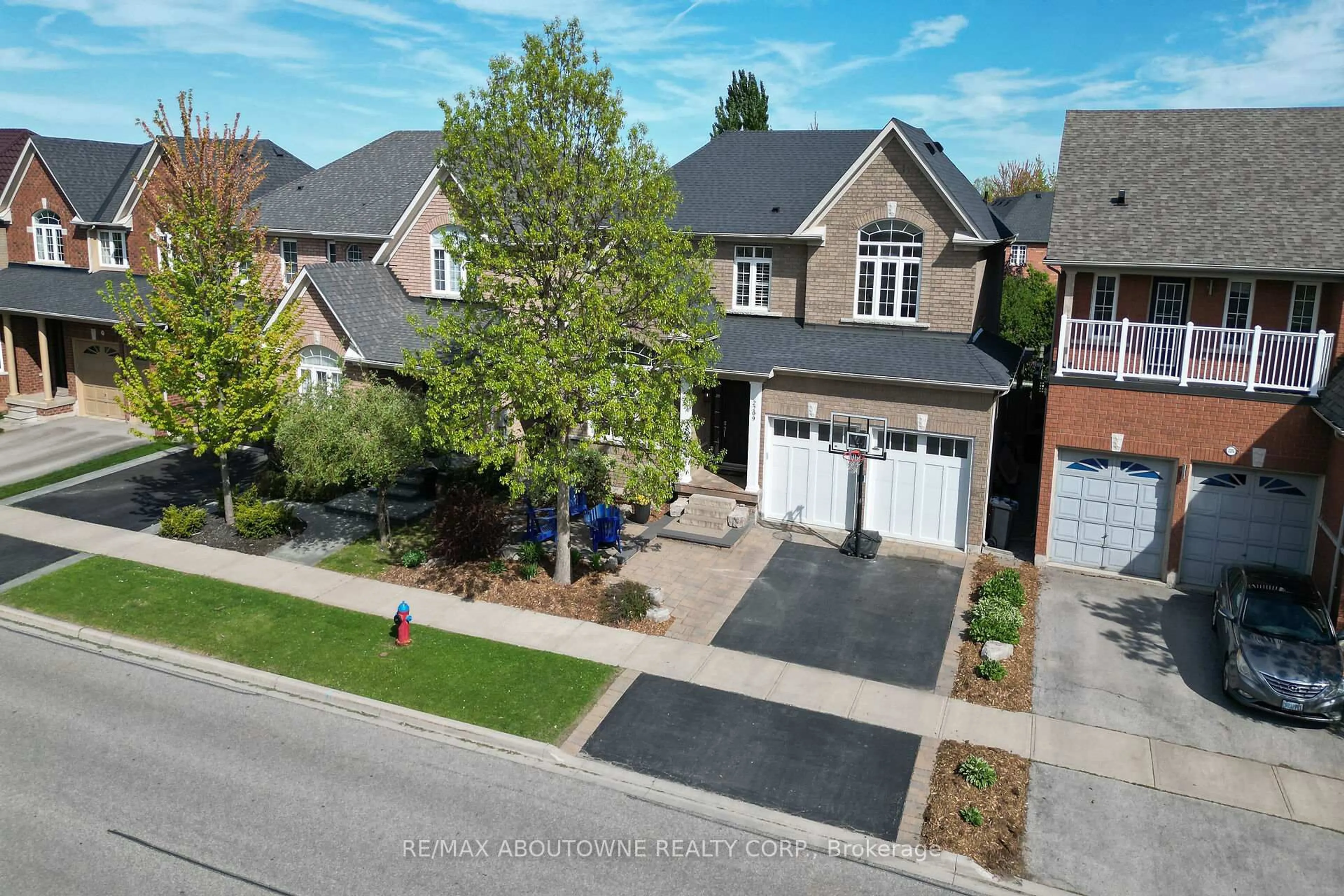 A pic from outside/outdoor area/front of a property/back of a property/a pic from drone, street for 2209 Falling Green Dr, Oakville Ontario L6M 5A2