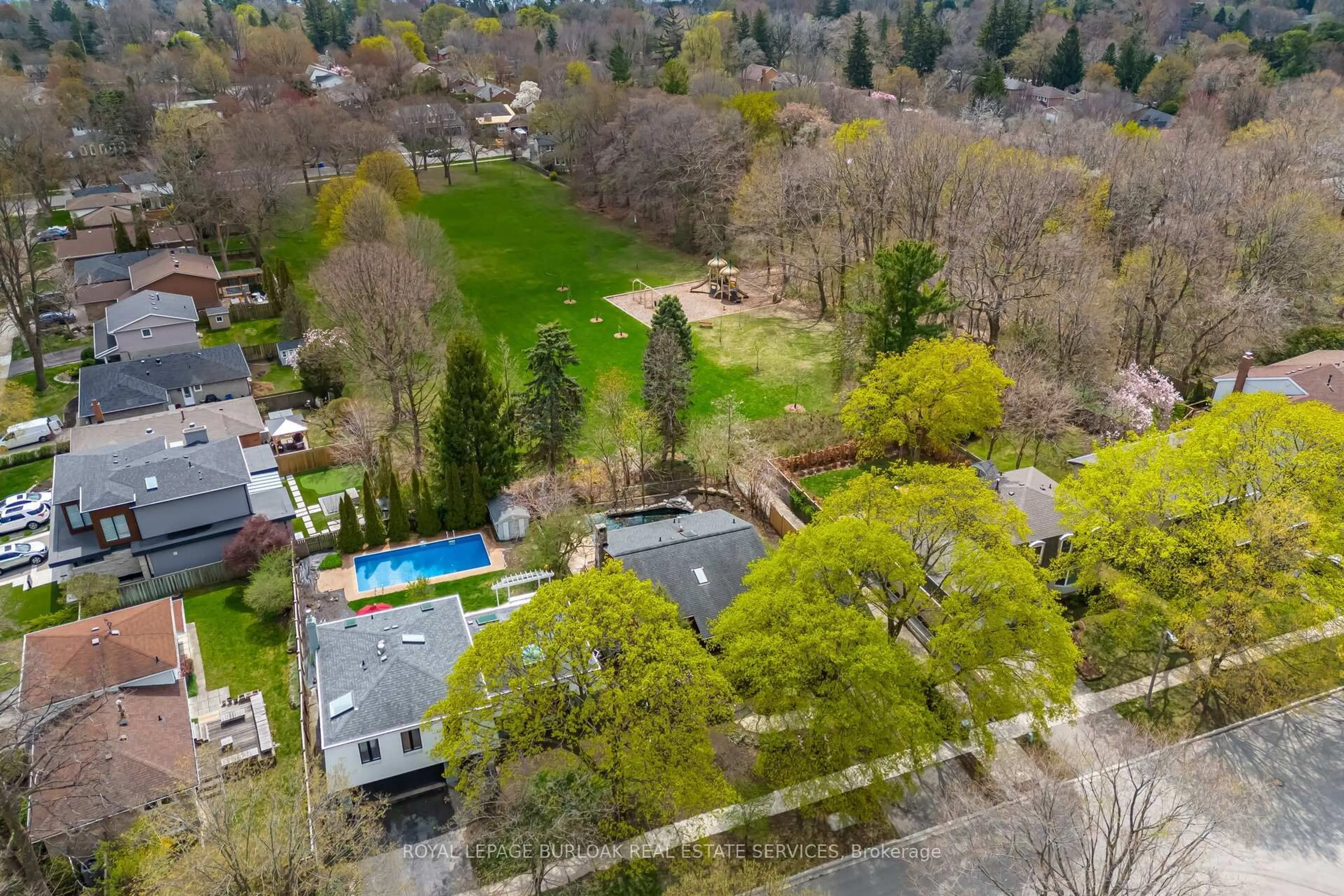 A pic from outside/outdoor area/front of a property/back of a property/a pic from drone, unknown for 204 Arichat Rd, Oakville Ontario L6J 5N4