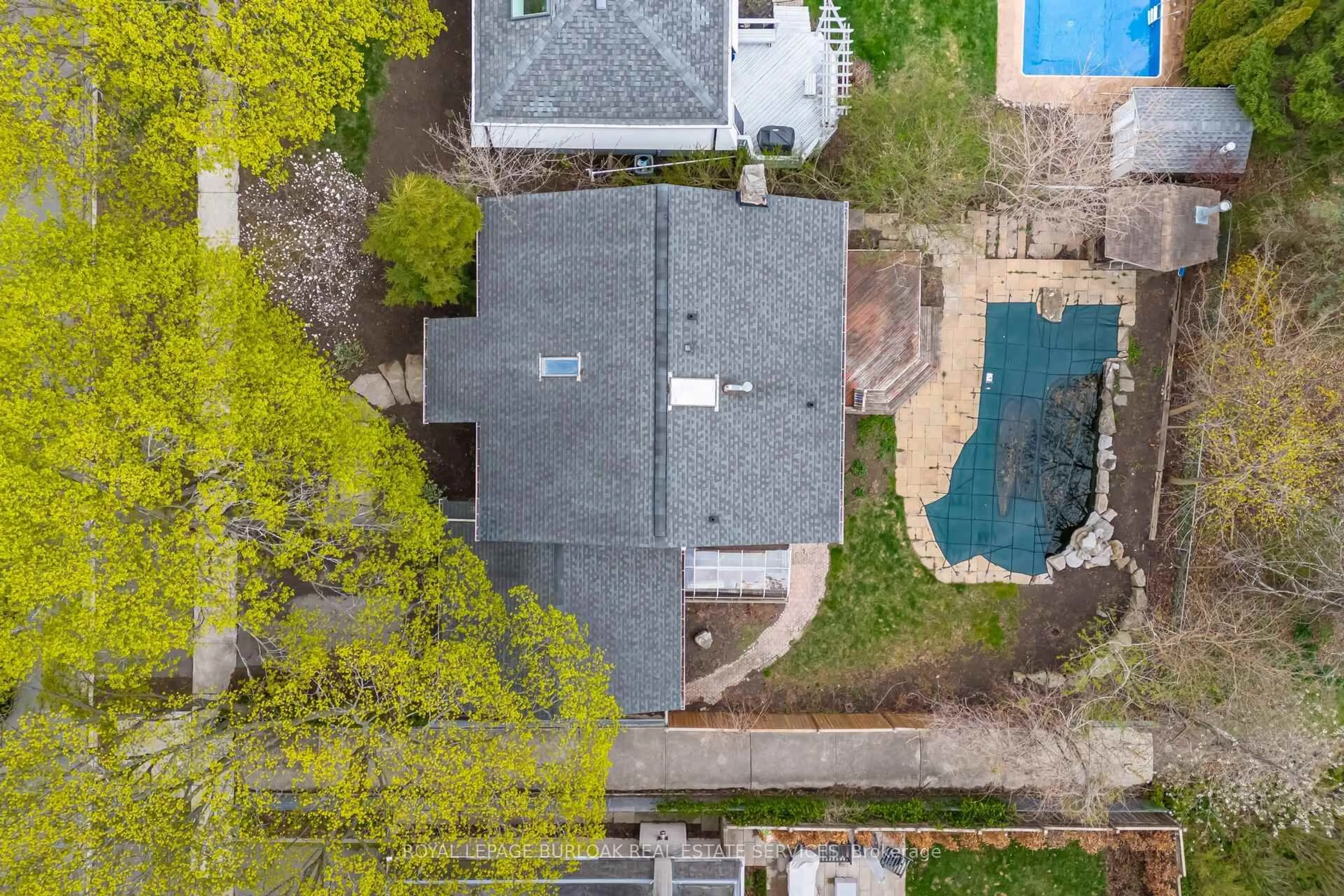 A pic from outside/outdoor area/front of a property/back of a property/a pic from drone, street for 204 Arichat Rd, Oakville Ontario L6J 5N4