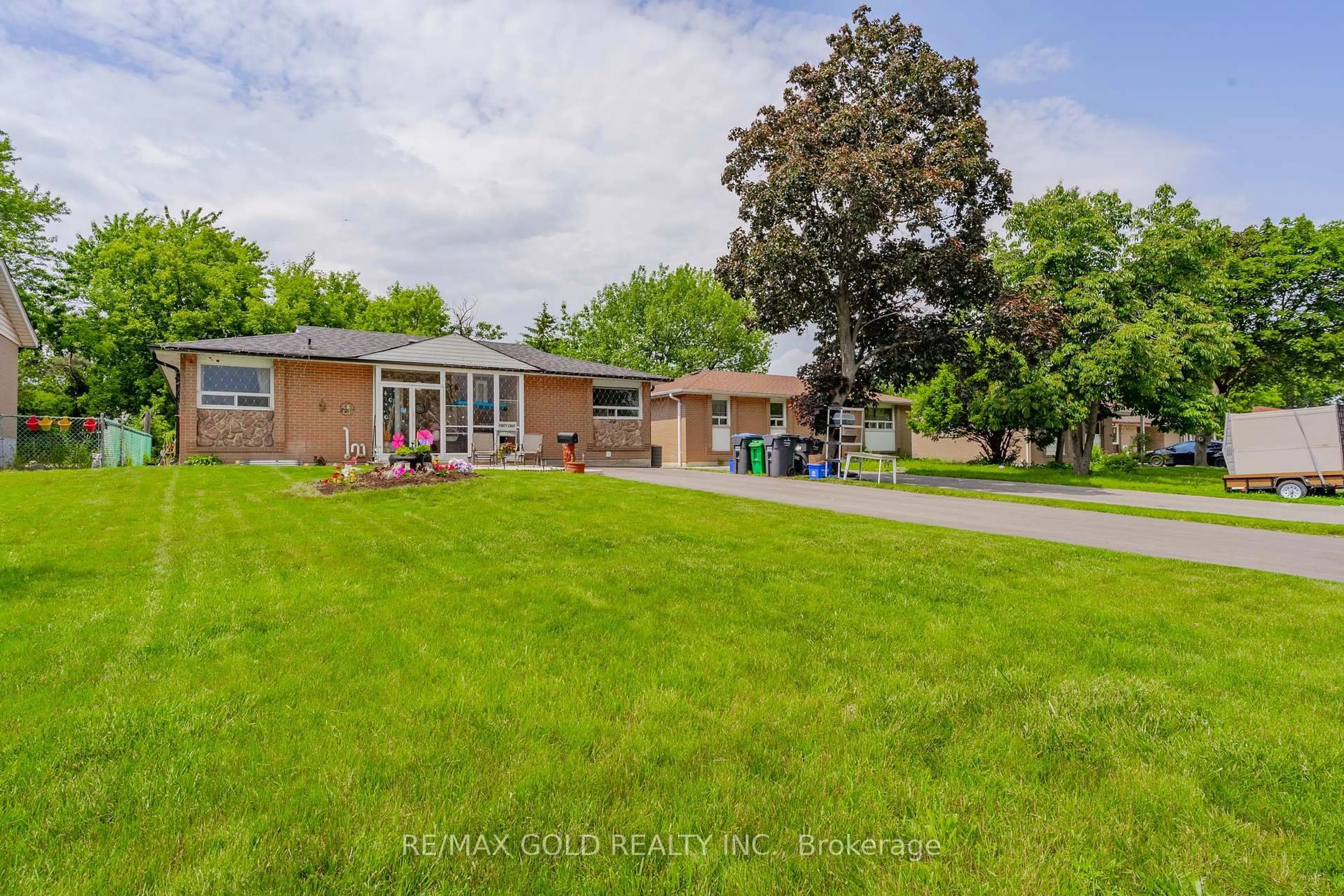 A pic from outside/outdoor area/front of a property/back of a property/a pic from drone, street for 48 Drury Cres, Brampton Ontario L6T 1L2