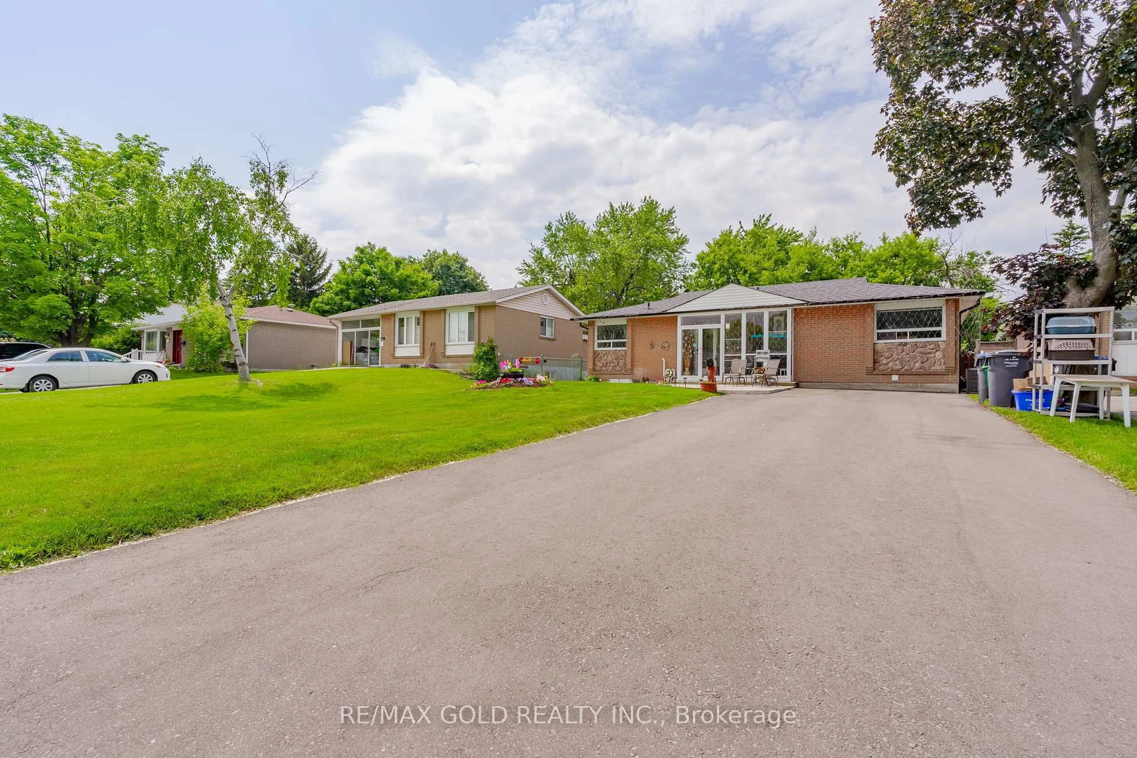 A pic from outside/outdoor area/front of a property/back of a property/a pic from drone, street for 48 Drury Cres, Brampton Ontario L6T 1L2