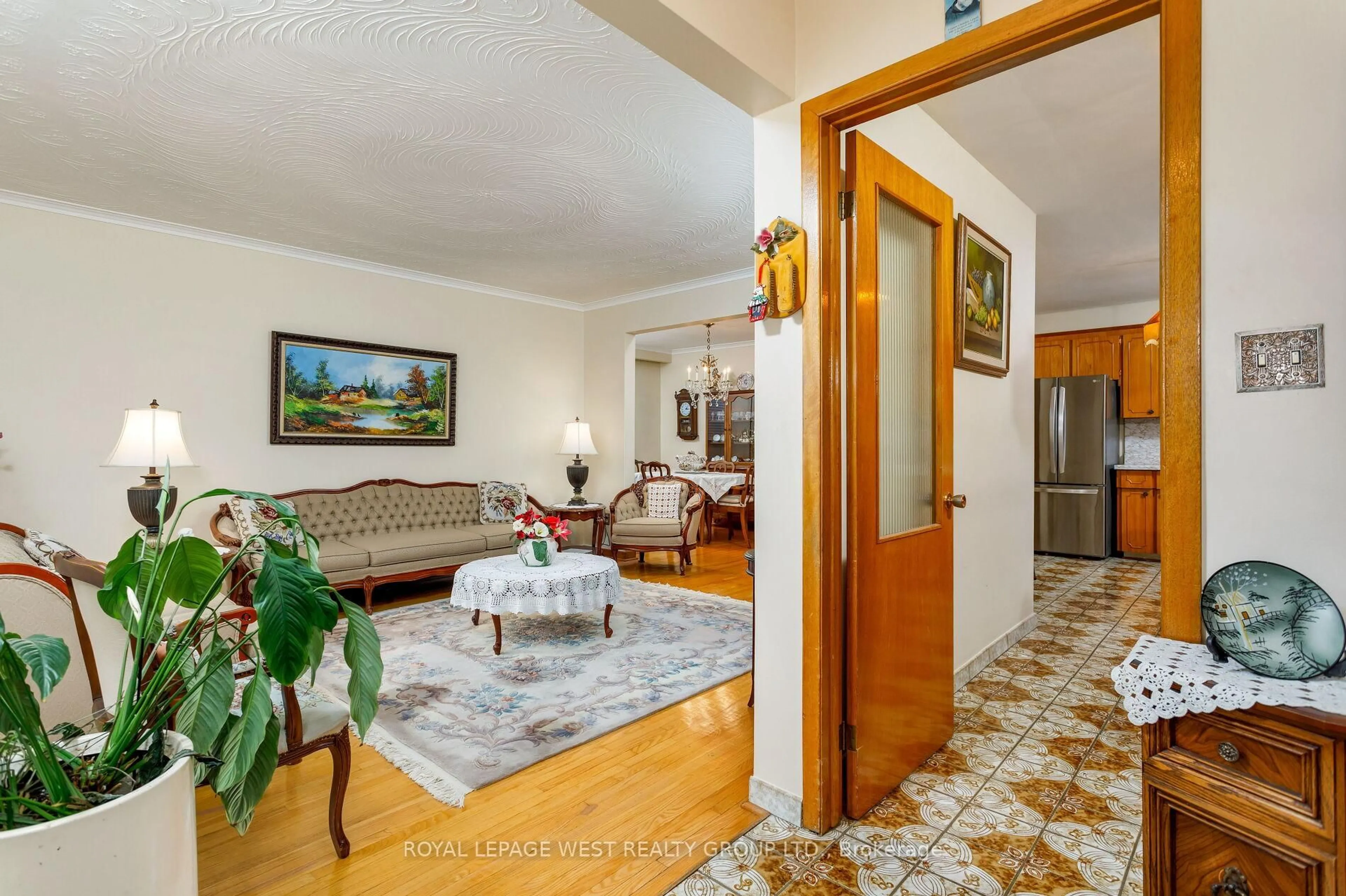 Indoor foyer for 47 Potsdam Rd, Toronto Ontario M3N 1N2