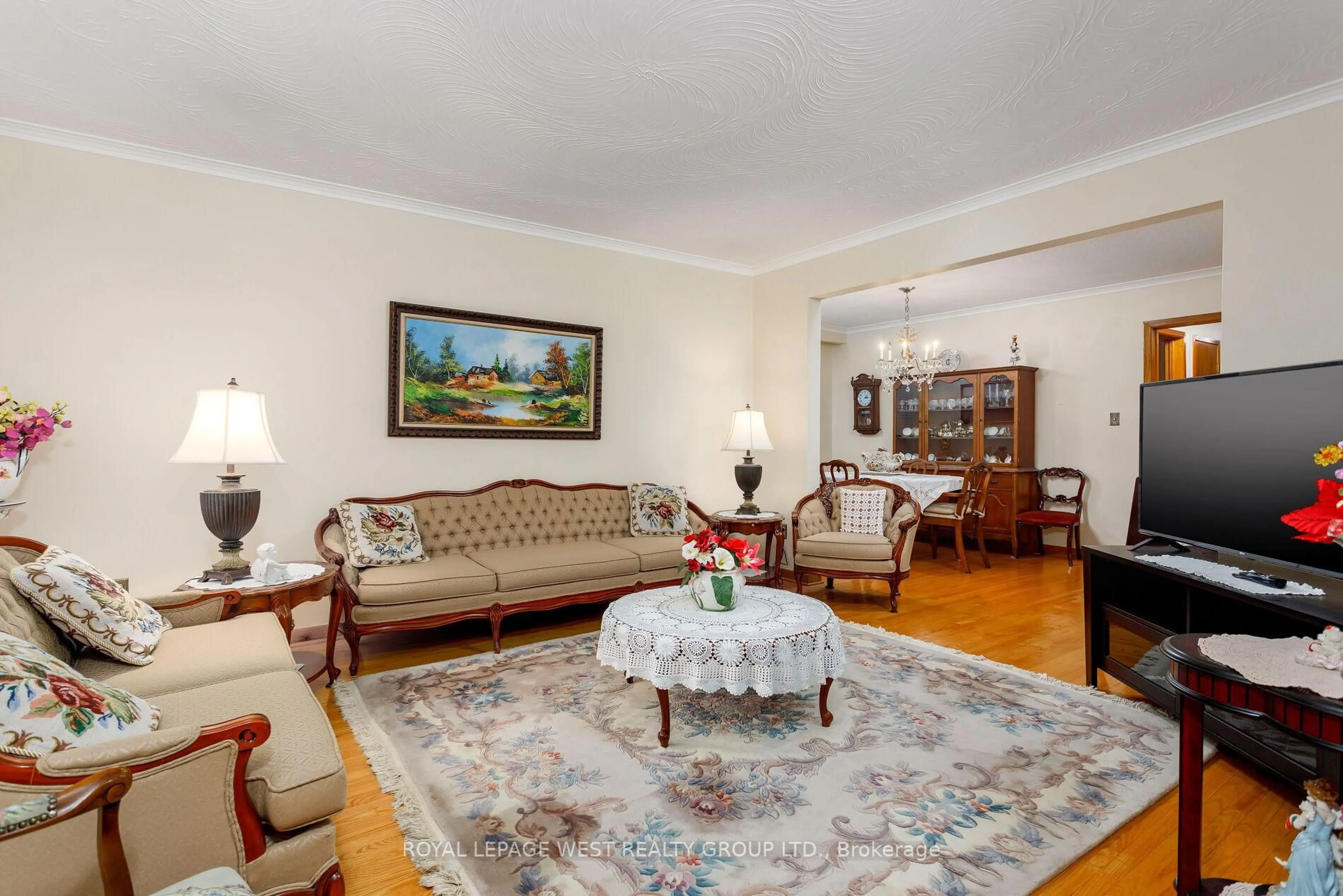 Living room with furniture, unknown for 47 Potsdam Rd, Toronto Ontario M3N 1N2