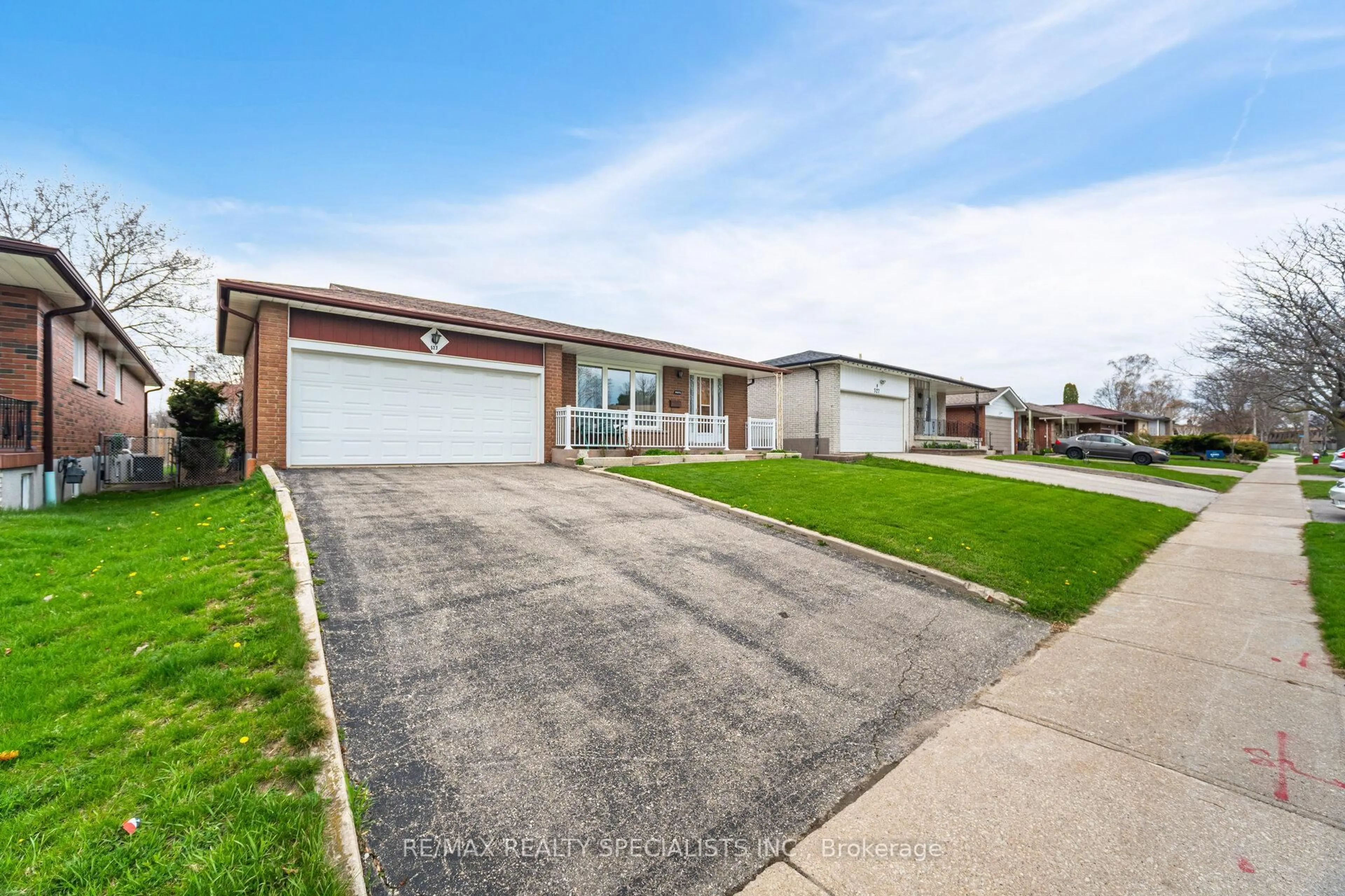 A pic from outside/outdoor area/front of a property/back of a property/a pic from drone, street for 523 Silver Creek Blvd, Mississauga Ontario L5A 2B5
