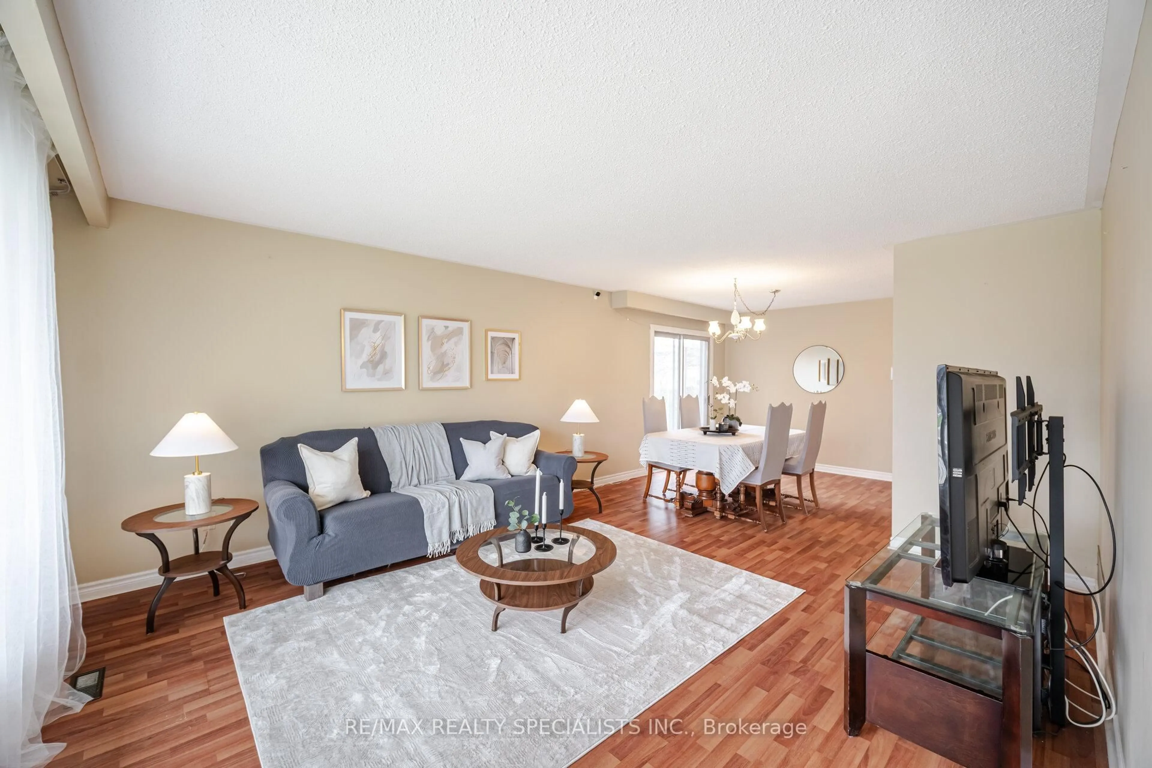 Living room with furniture, wood/laminate floor for 523 Silver Creek Blvd, Mississauga Ontario L5A 2B5