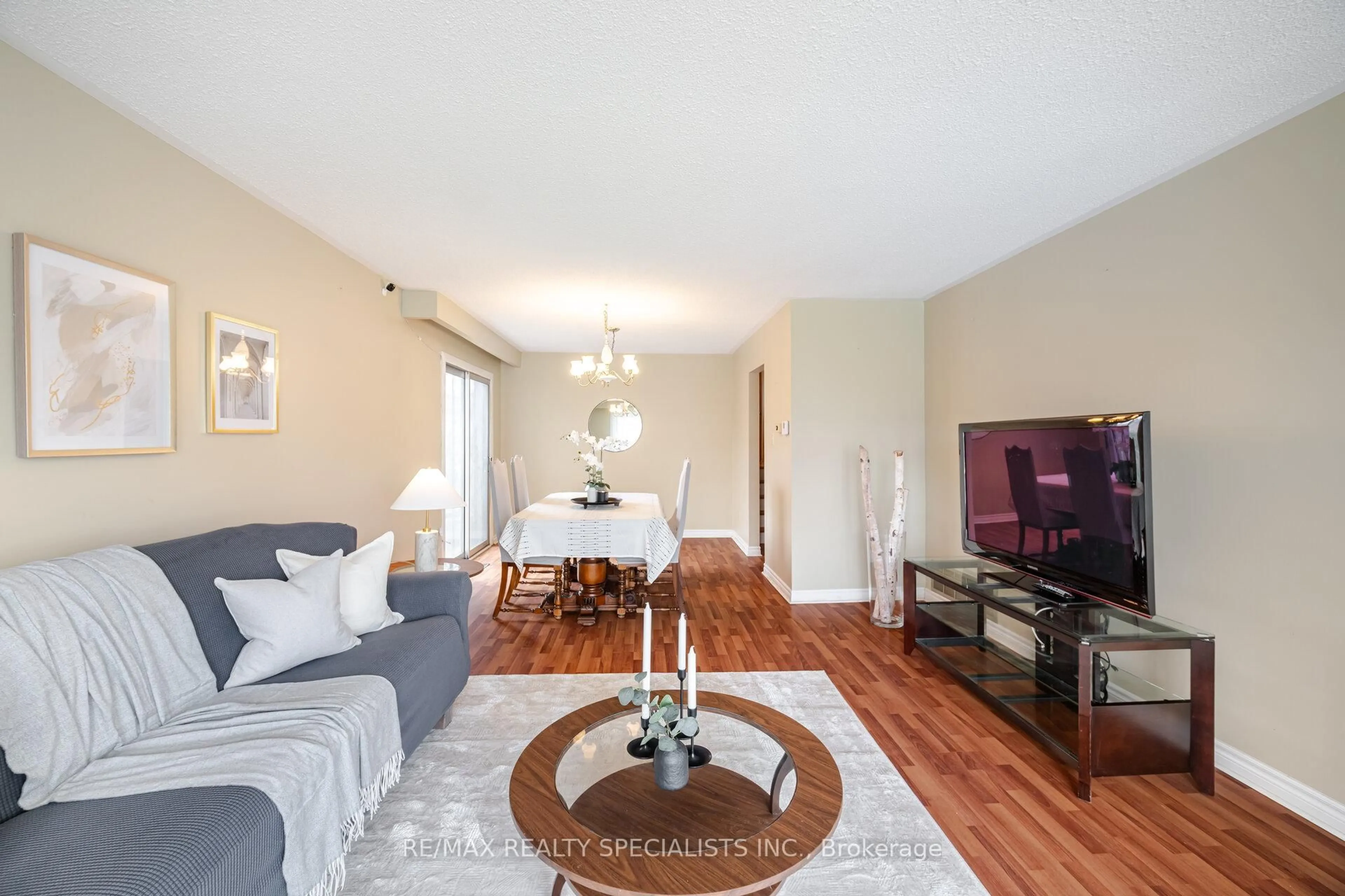 Living room with furniture, wood/laminate floor for 523 Silver Creek Blvd, Mississauga Ontario L5A 2B5