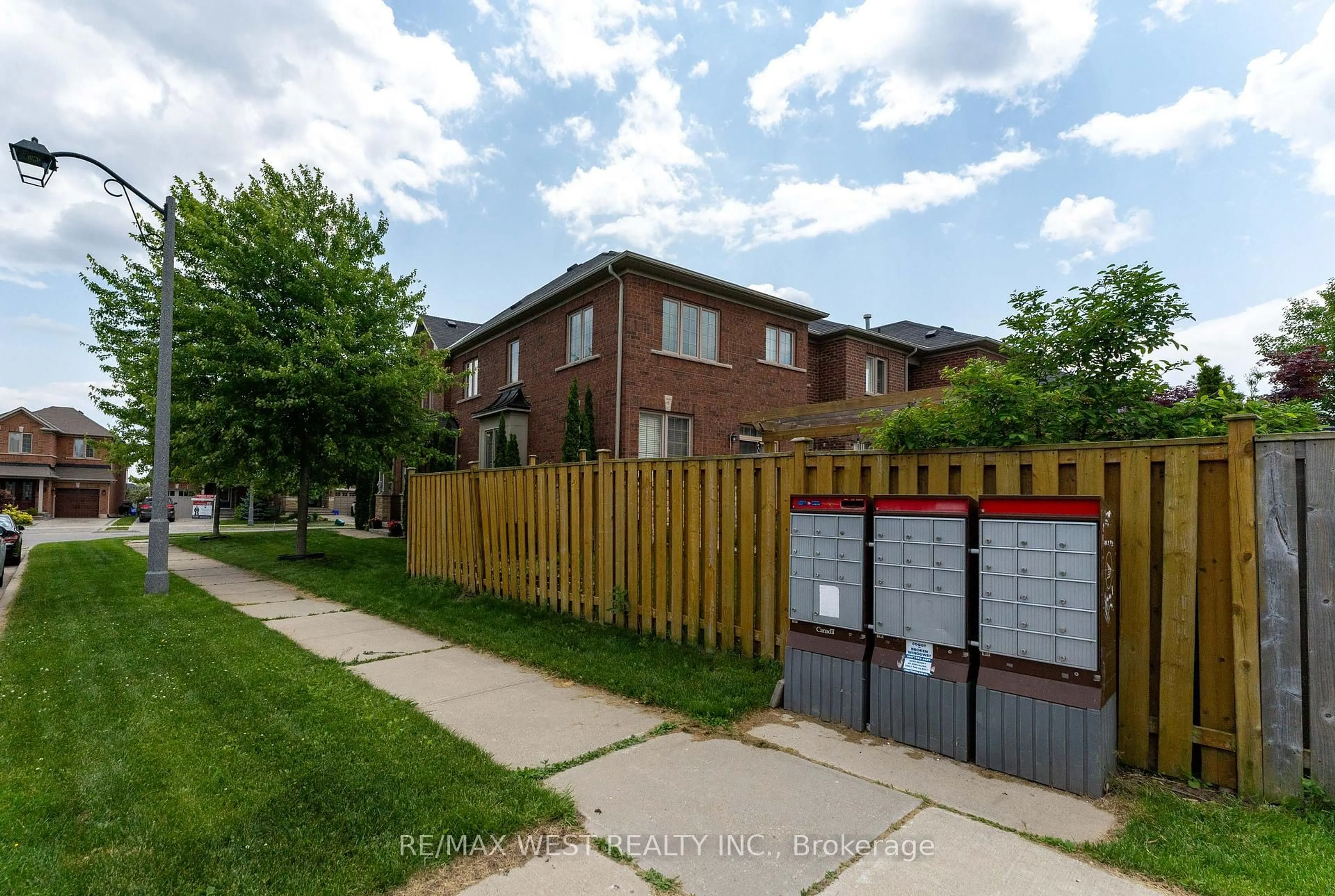 A pic from outside/outdoor area/front of a property/back of a property/a pic from drone, street for 2120 Fiddlers Way, Oakville Ontario L5M 0M5