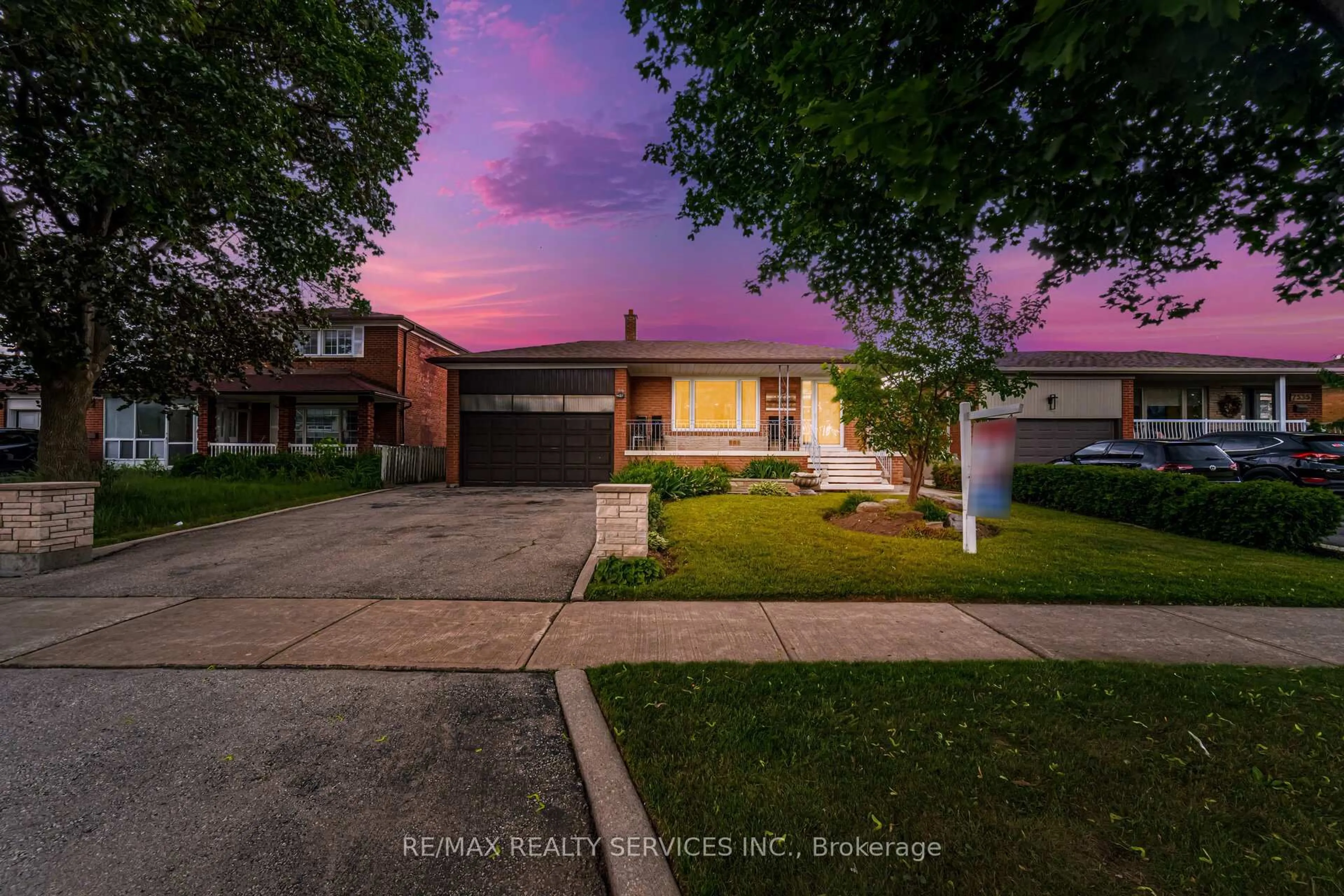 A pic from outside/outdoor area/front of a property/back of a property/a pic from drone, street for 7541 Darcel Ave, Mississauga Ontario L4T 2X6