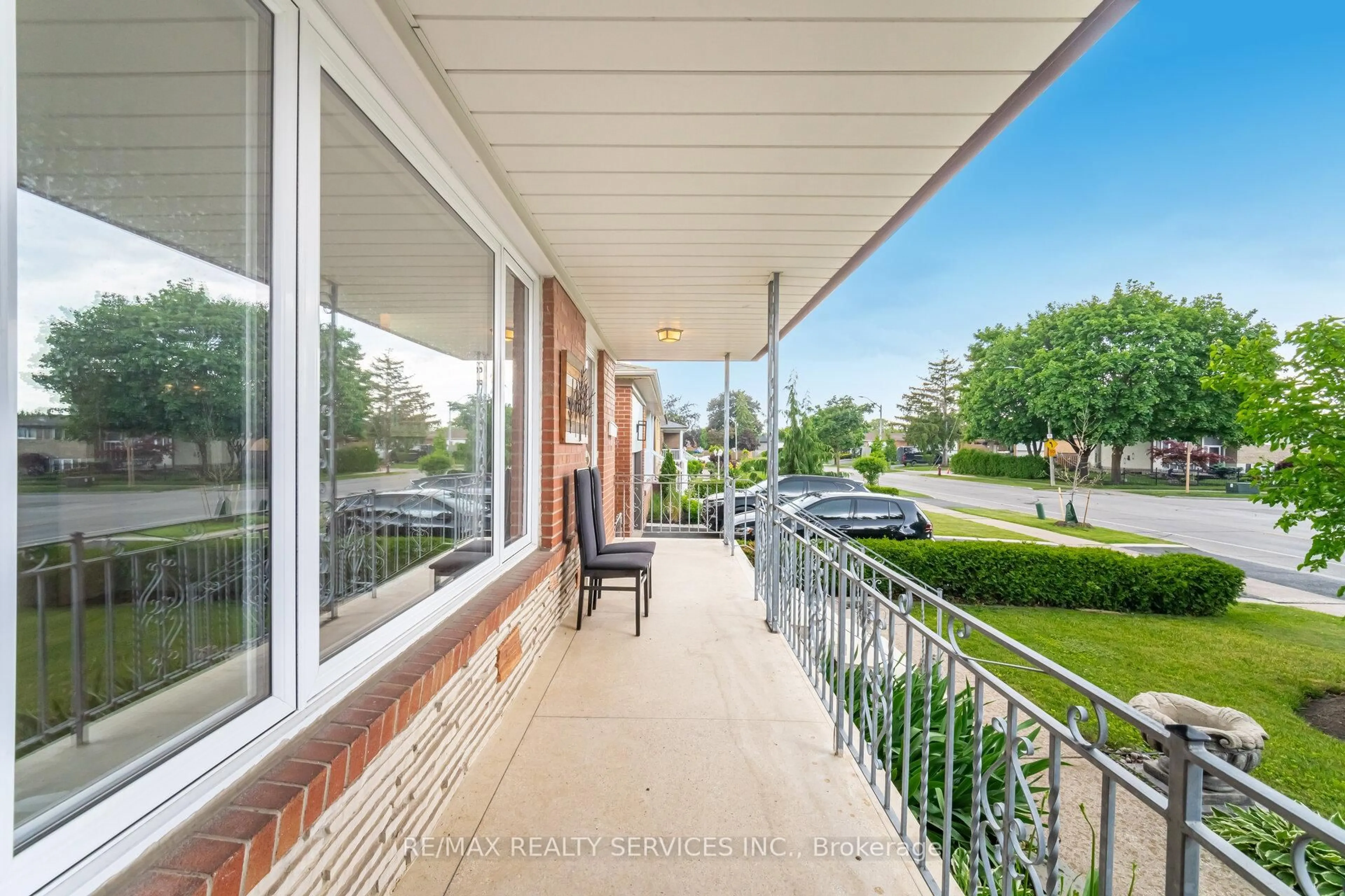 Patio, street for 7541 Darcel Ave, Mississauga Ontario L4T 2X6