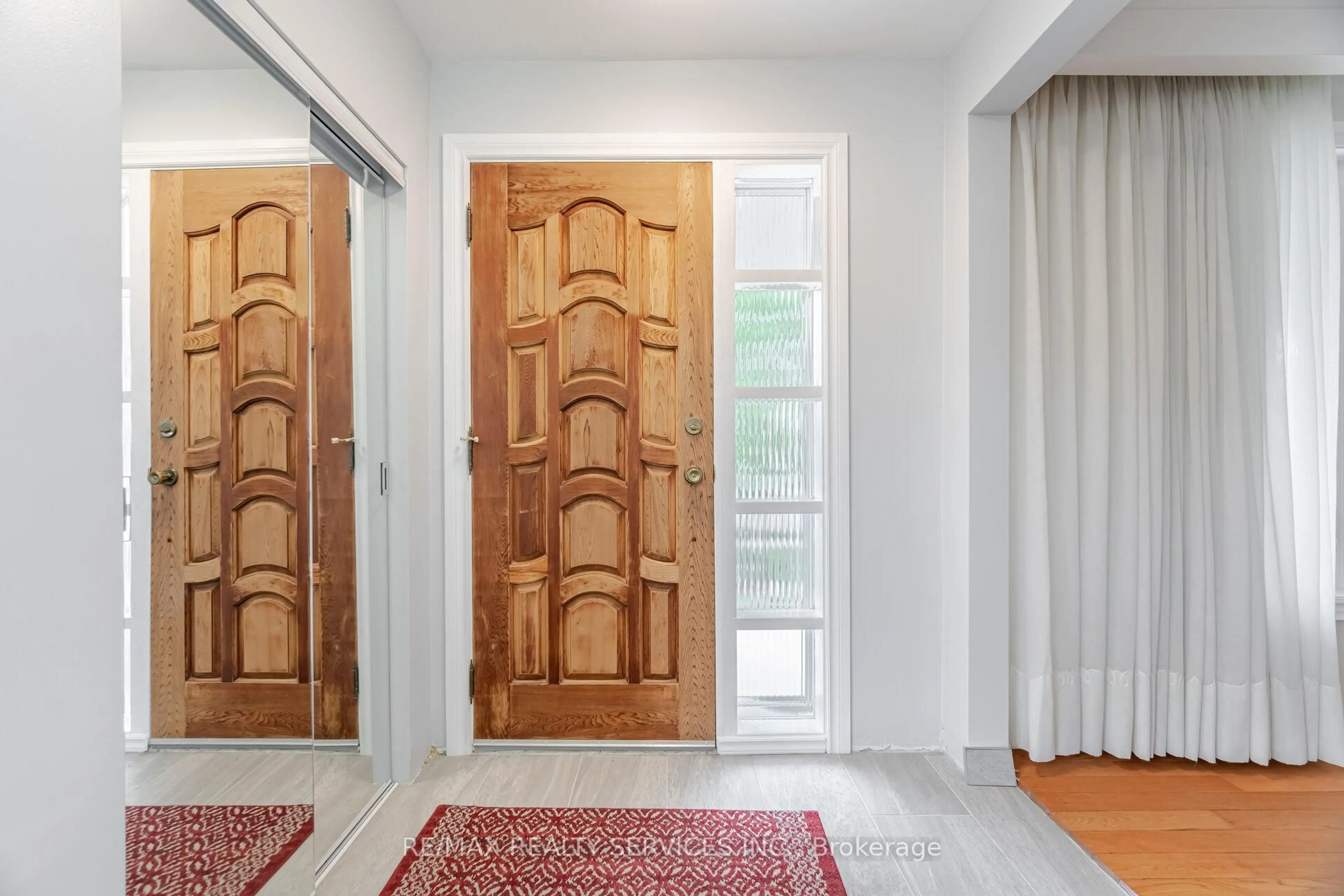 Indoor entryway for 7541 Darcel Ave, Mississauga Ontario L4T 2X6