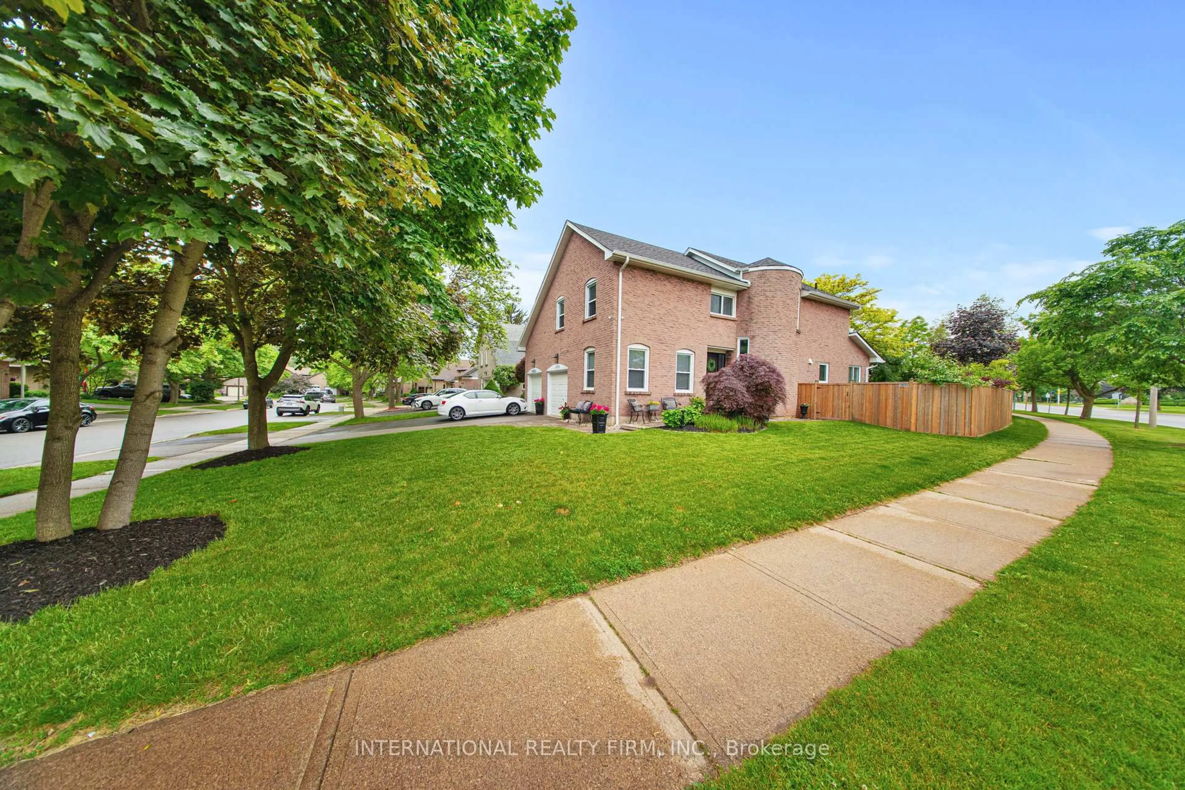 A pic from outside/outdoor area/front of a property/back of a property/a pic from drone, street for 1088 Runnymead Cres, Oakville Ontario L6M 1C4