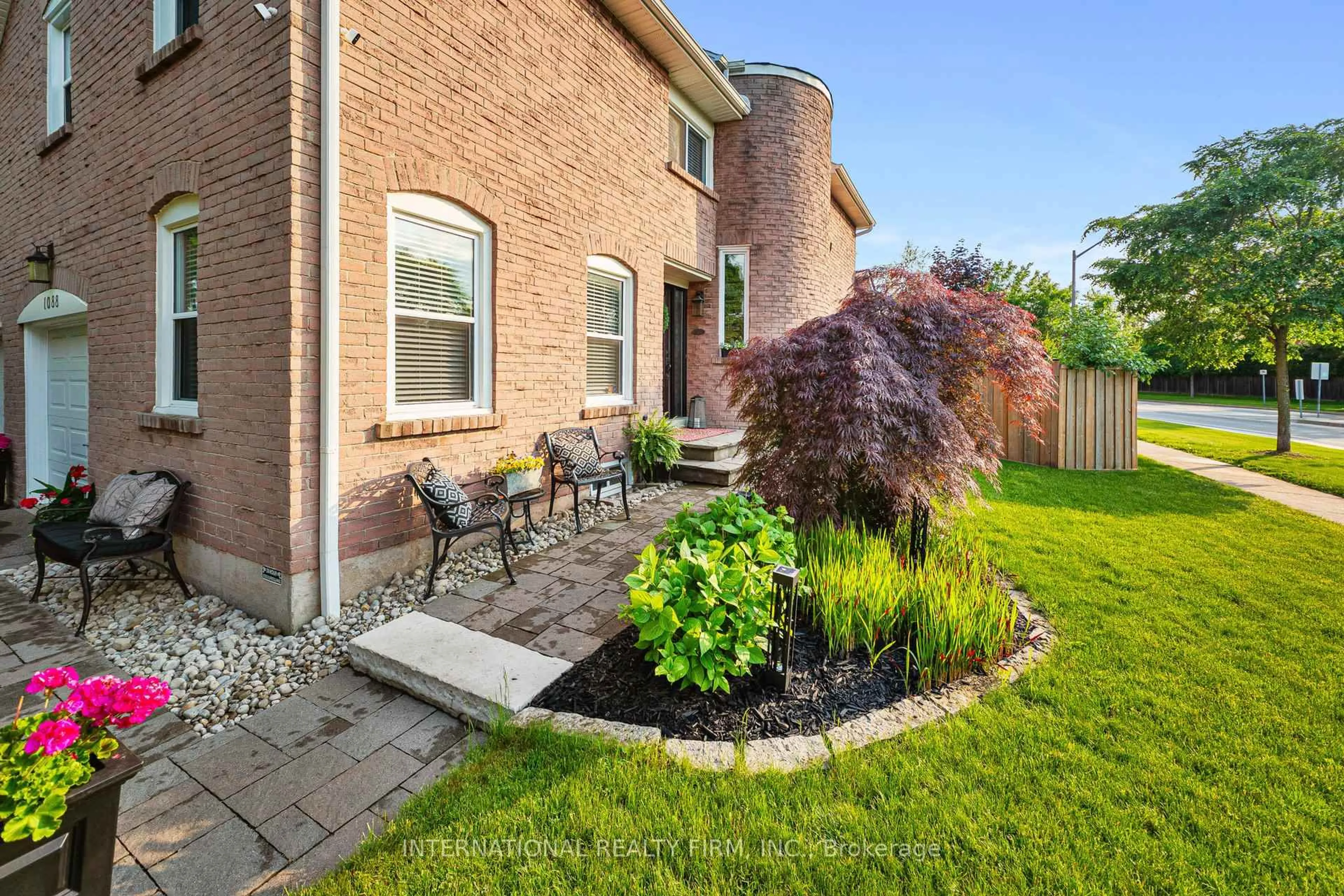 Patio, street for 1088 Runnymead Cres, Oakville Ontario L6M 1C4