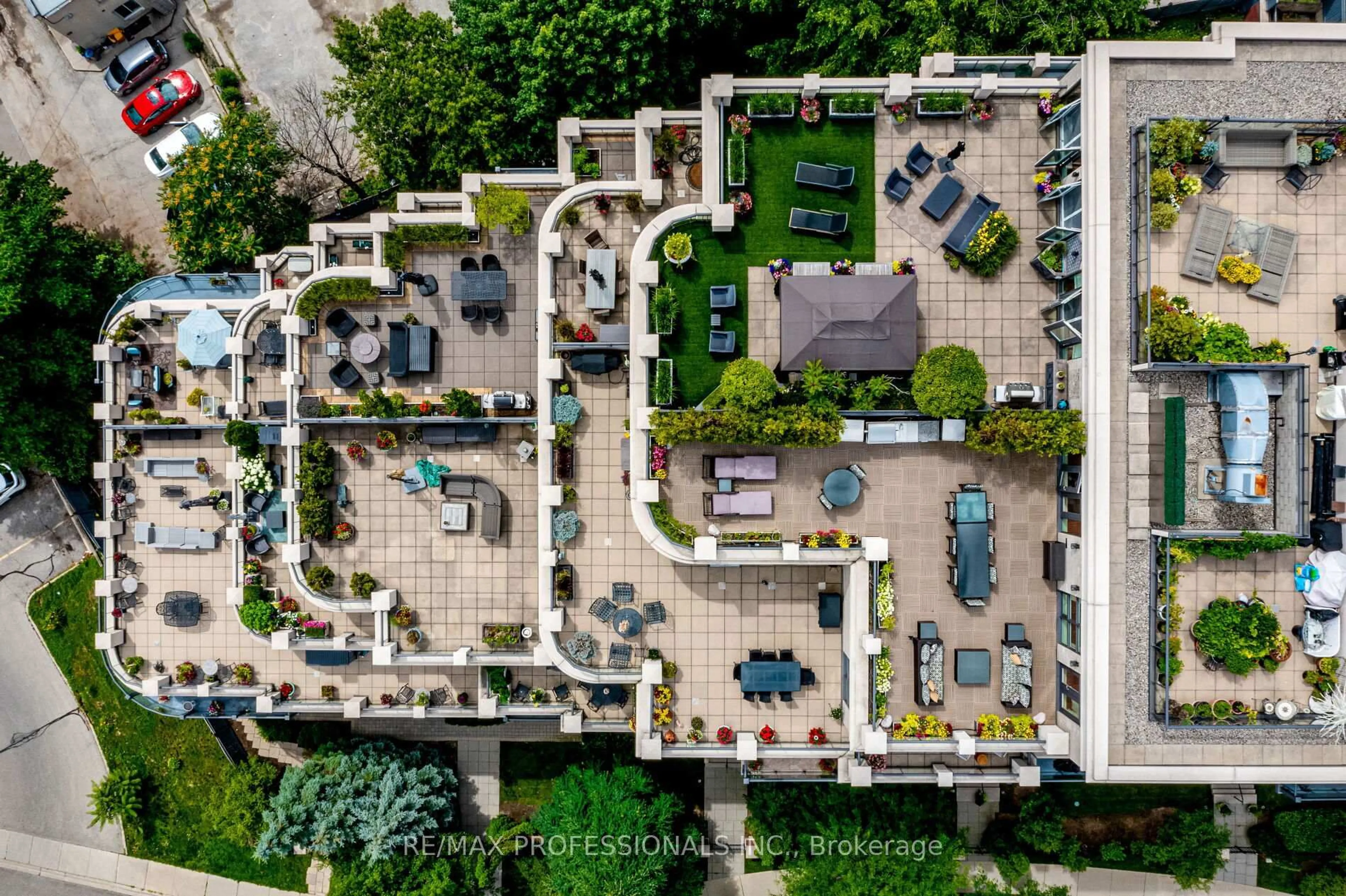 A pic from outside/outdoor area/front of a property/back of a property/a pic from drone, unknown for 9 Burnhamthorpe Cres #LPH7, Toronto Ontario M9A 0A6