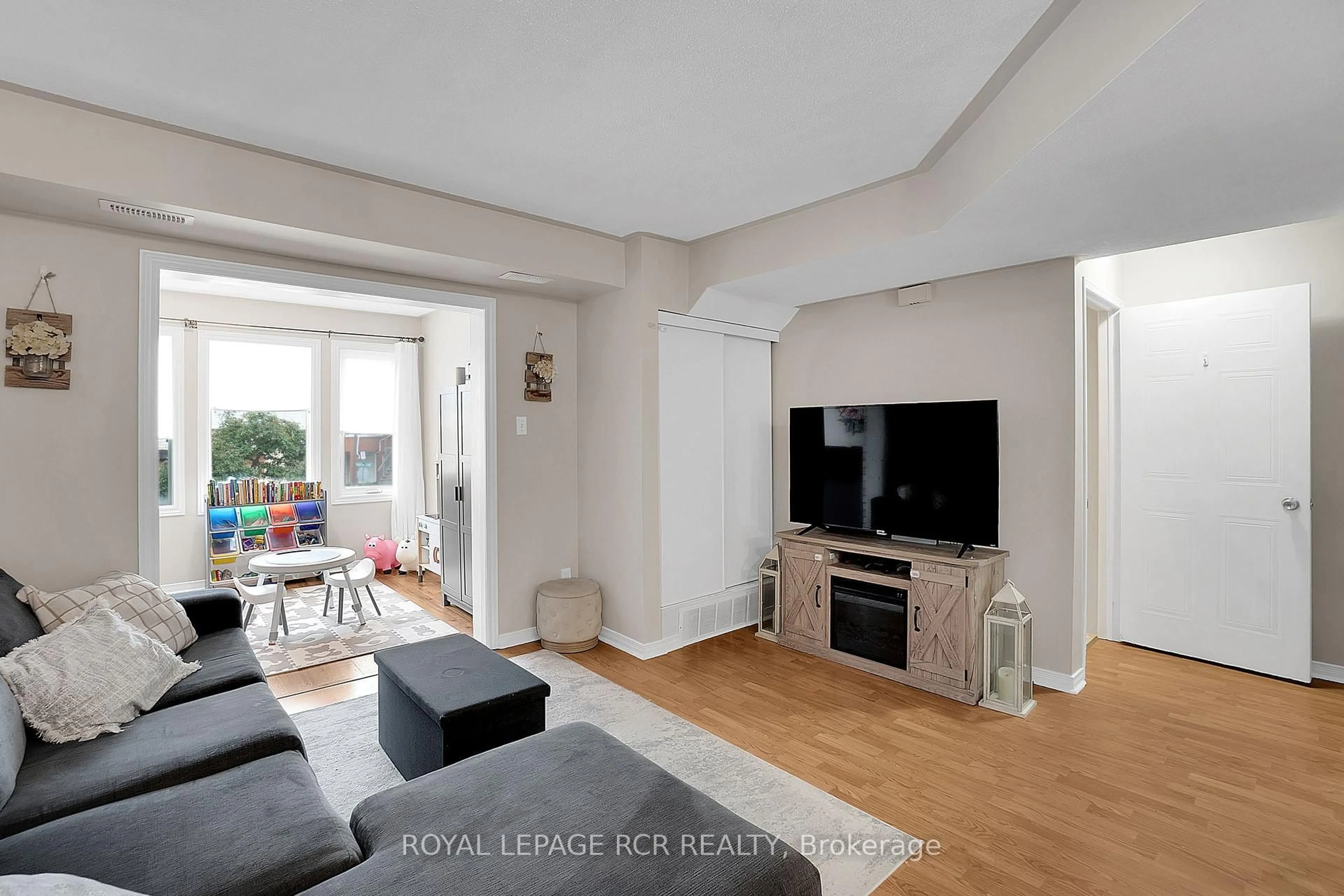 Living room with furniture, unknown for 3A Robert Lane, Halton Hills Ontario L7G 5L9