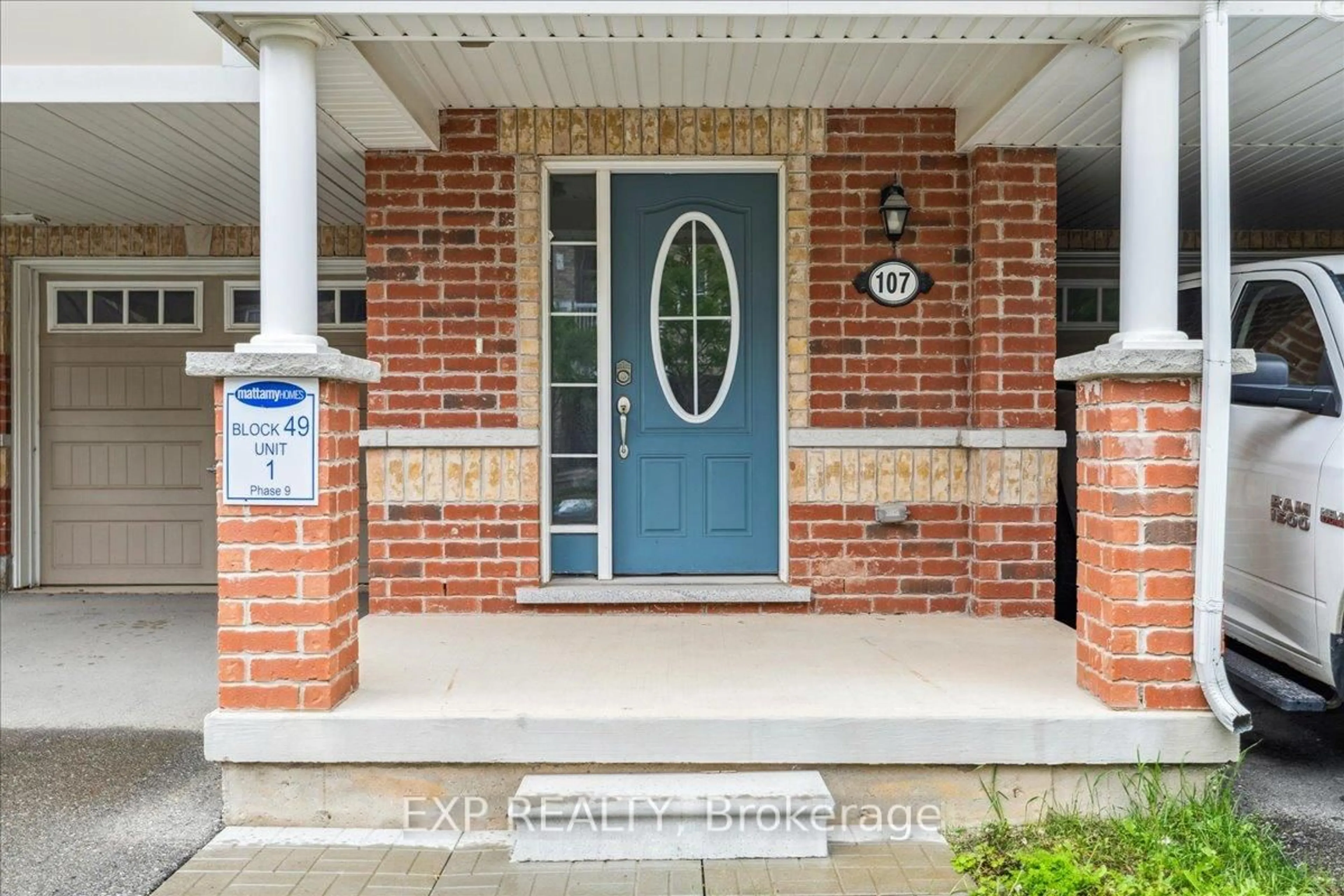 Indoor entryway for 107 Lemieux Crt, Milton Ontario L9E 1E9