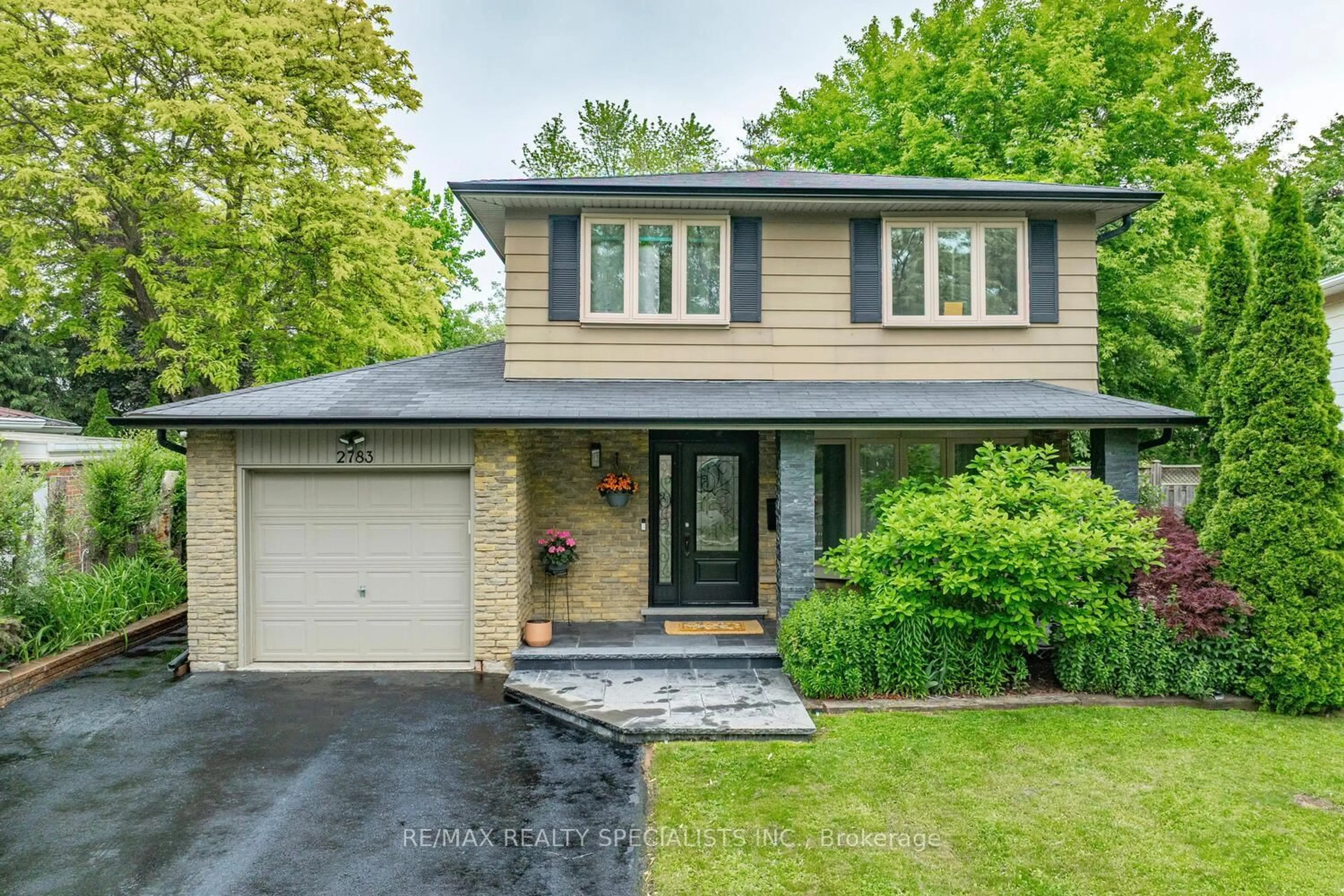 Home with vinyl exterior material, street for 2783 Kinnerton Cres, Mississauga Ontario L5K 2B3