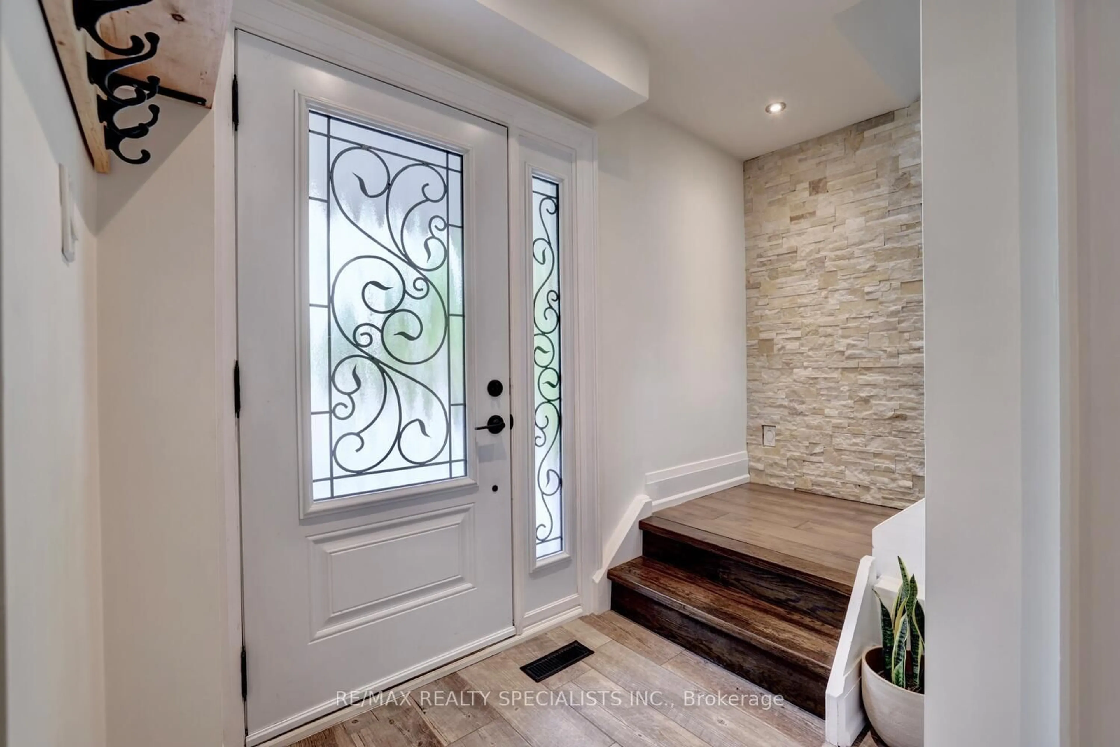 Indoor entryway for 2783 Kinnerton Cres, Mississauga Ontario L5K 2B3