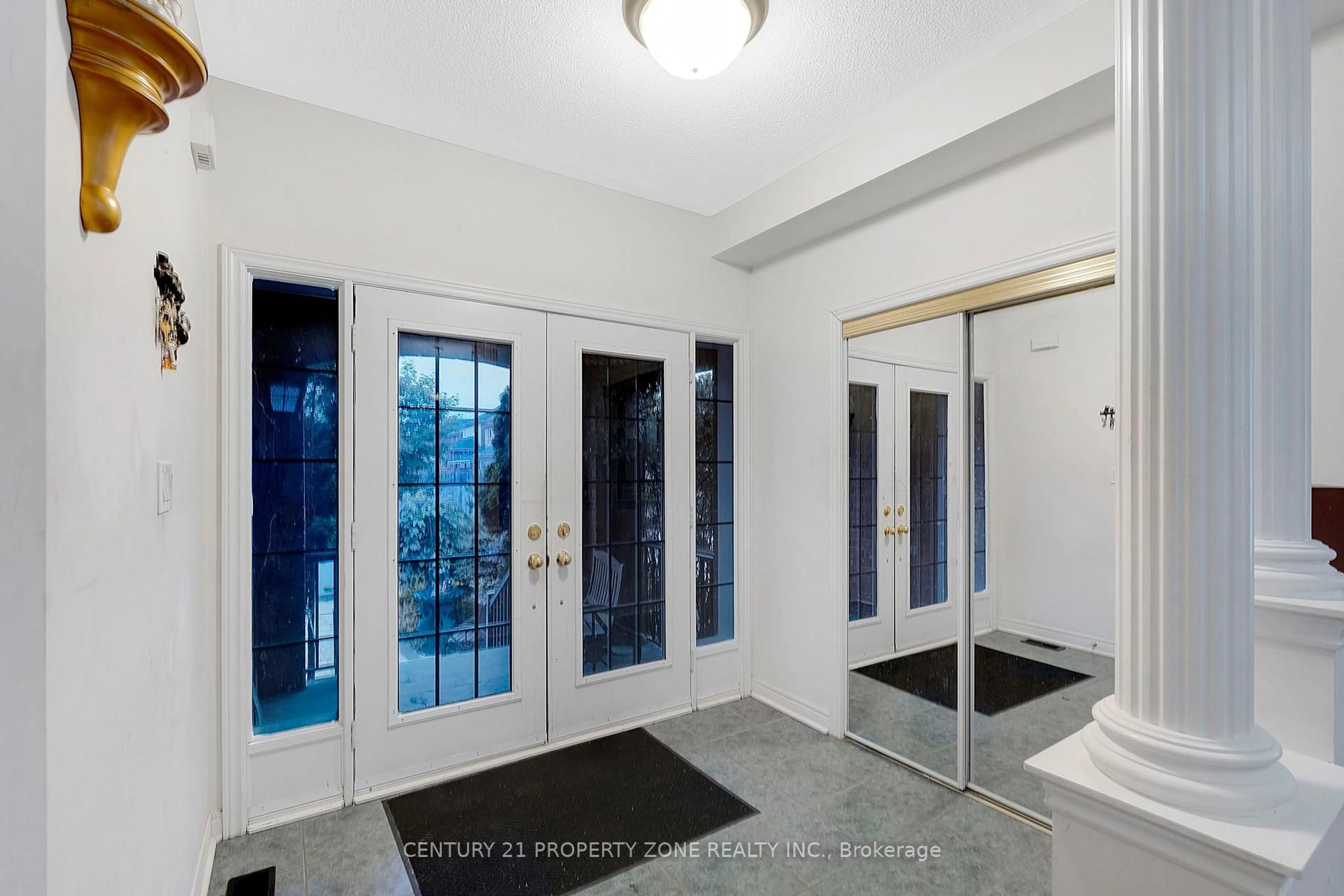 Indoor entryway for 37 Denim Dr, Brampton Ontario L6P 2R3