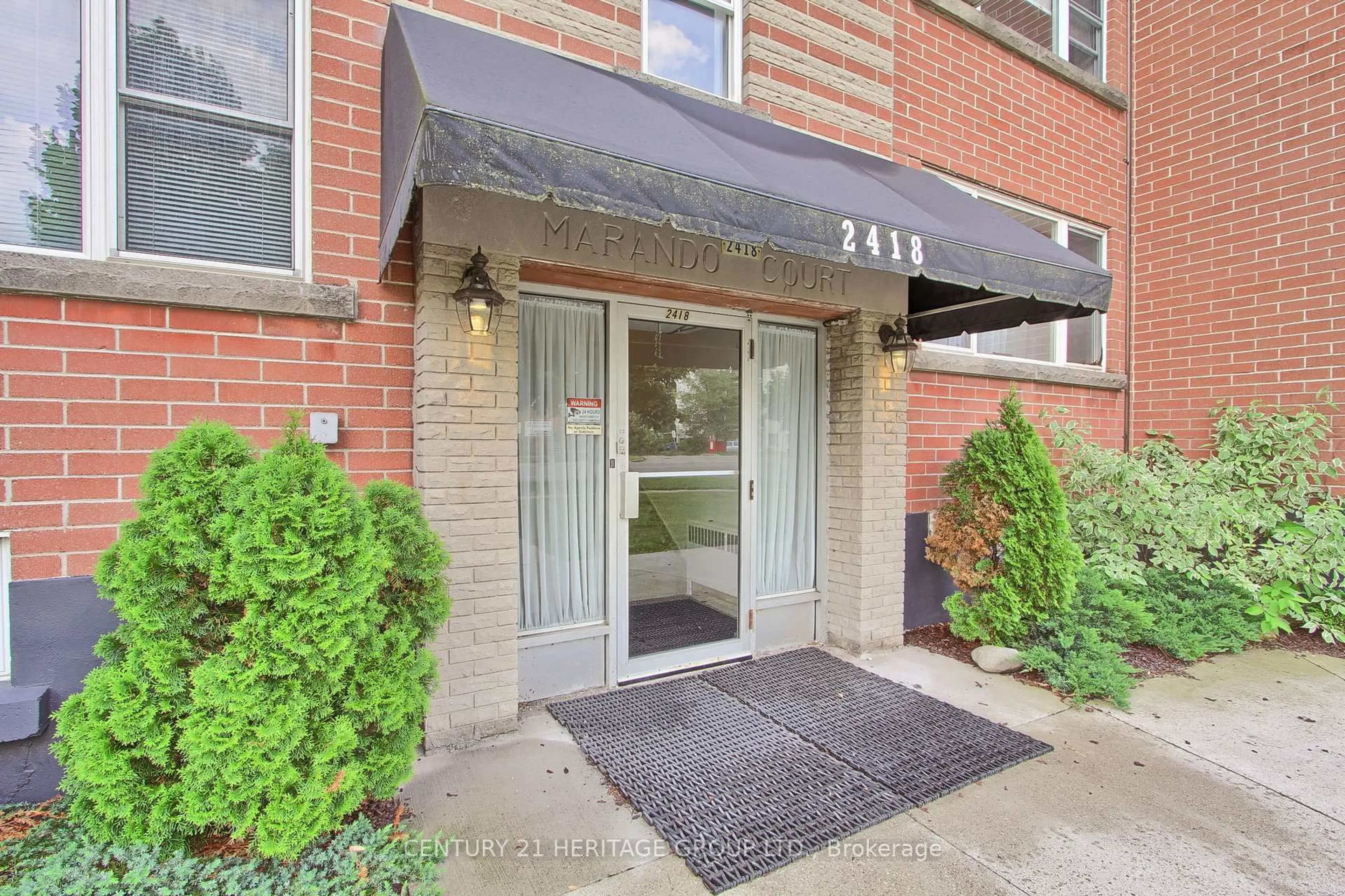 Indoor entryway for 2418 New St #8, Burlington Ontario L7R 1J6