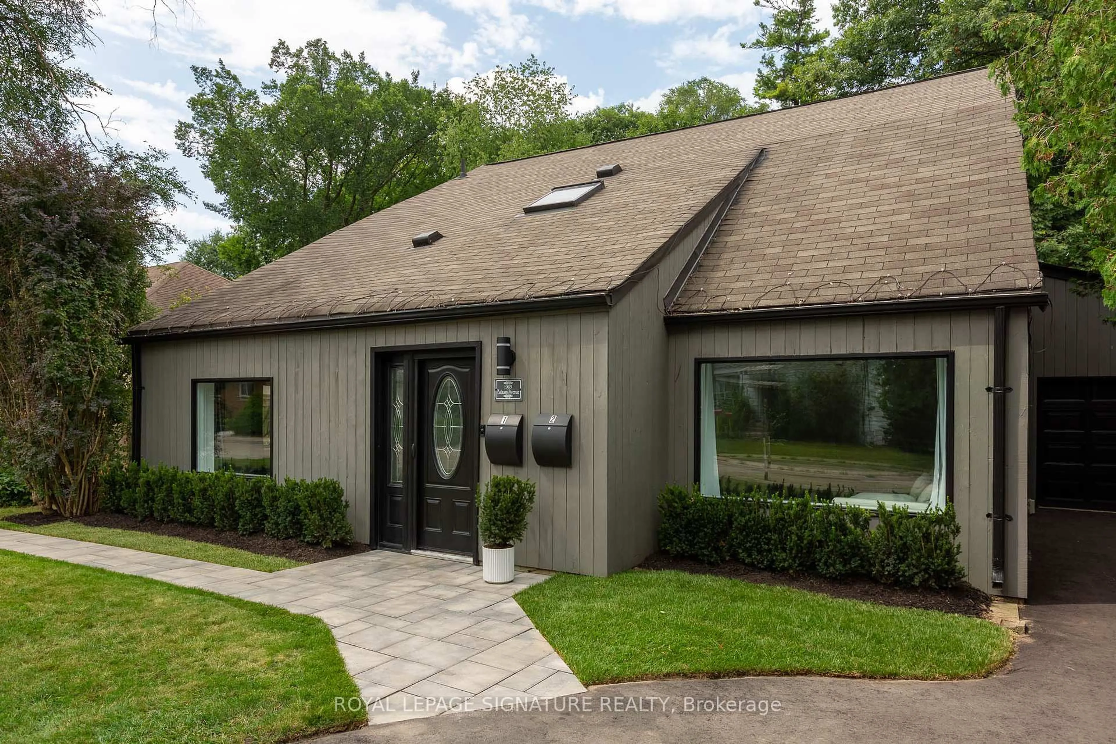 Home with brick exterior material, street for 1969 Balsam Ave, Mississauga Ontario L5J 1L3