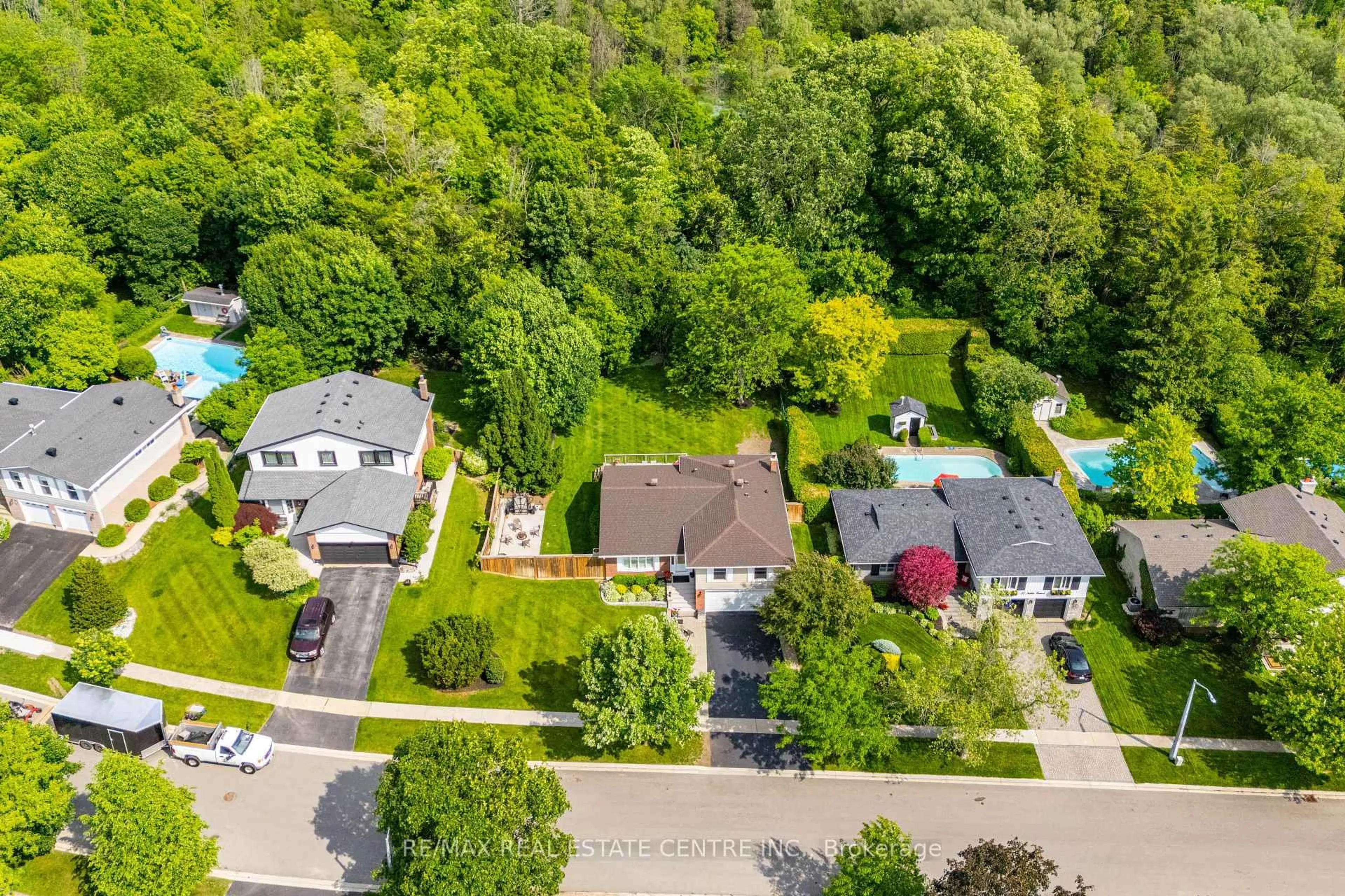 A pic from outside/outdoor area/front of a property/back of a property/a pic from drone, street for 15 Noble Crt, Halton Hills Ontario L7G 1M5