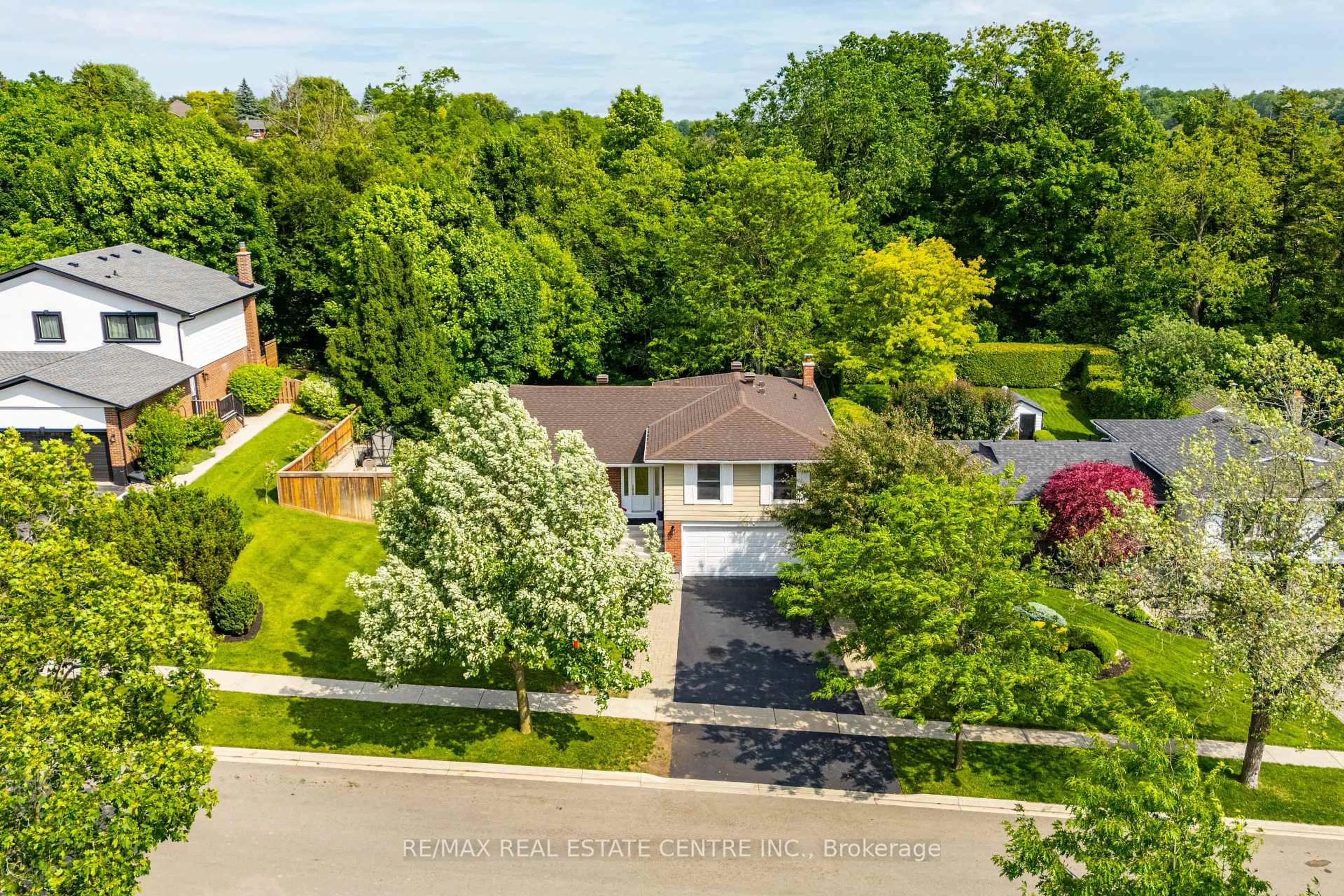 A pic from outside/outdoor area/front of a property/back of a property/a pic from drone, street for 15 Noble Crt, Halton Hills Ontario L7G 1M5