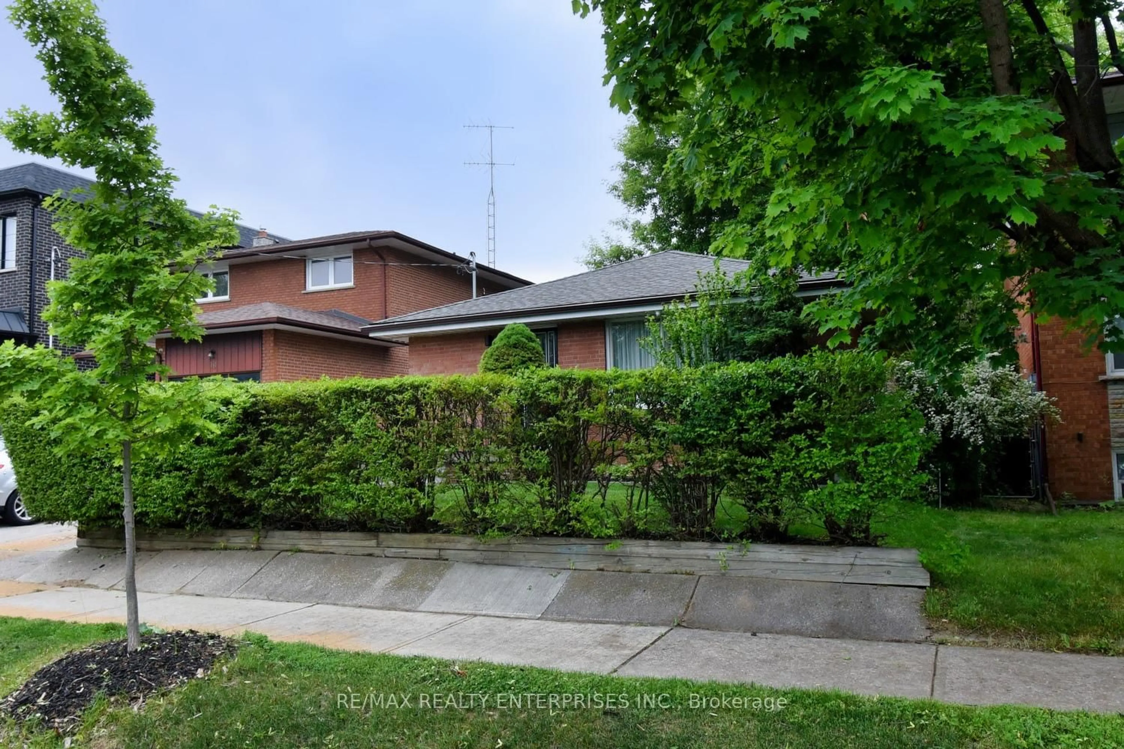 A pic from outside/outdoor area/front of a property/back of a property/a pic from drone, street for 14 Jellicoe Ave, Toronto Ontario M8W 1W1
