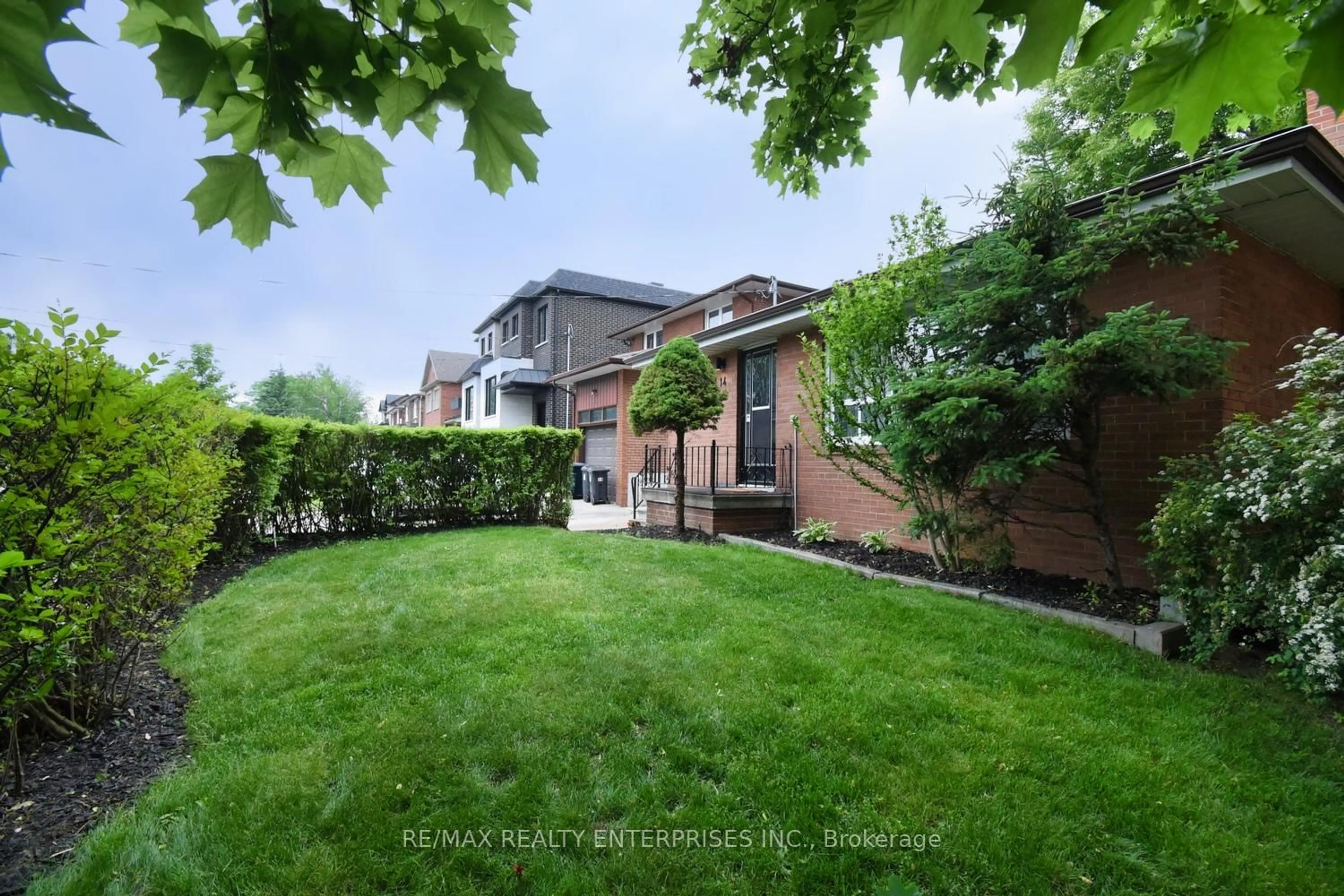 A pic from outside/outdoor area/front of a property/back of a property/a pic from drone, street for 14 Jellicoe Ave, Toronto Ontario M8W 1W1