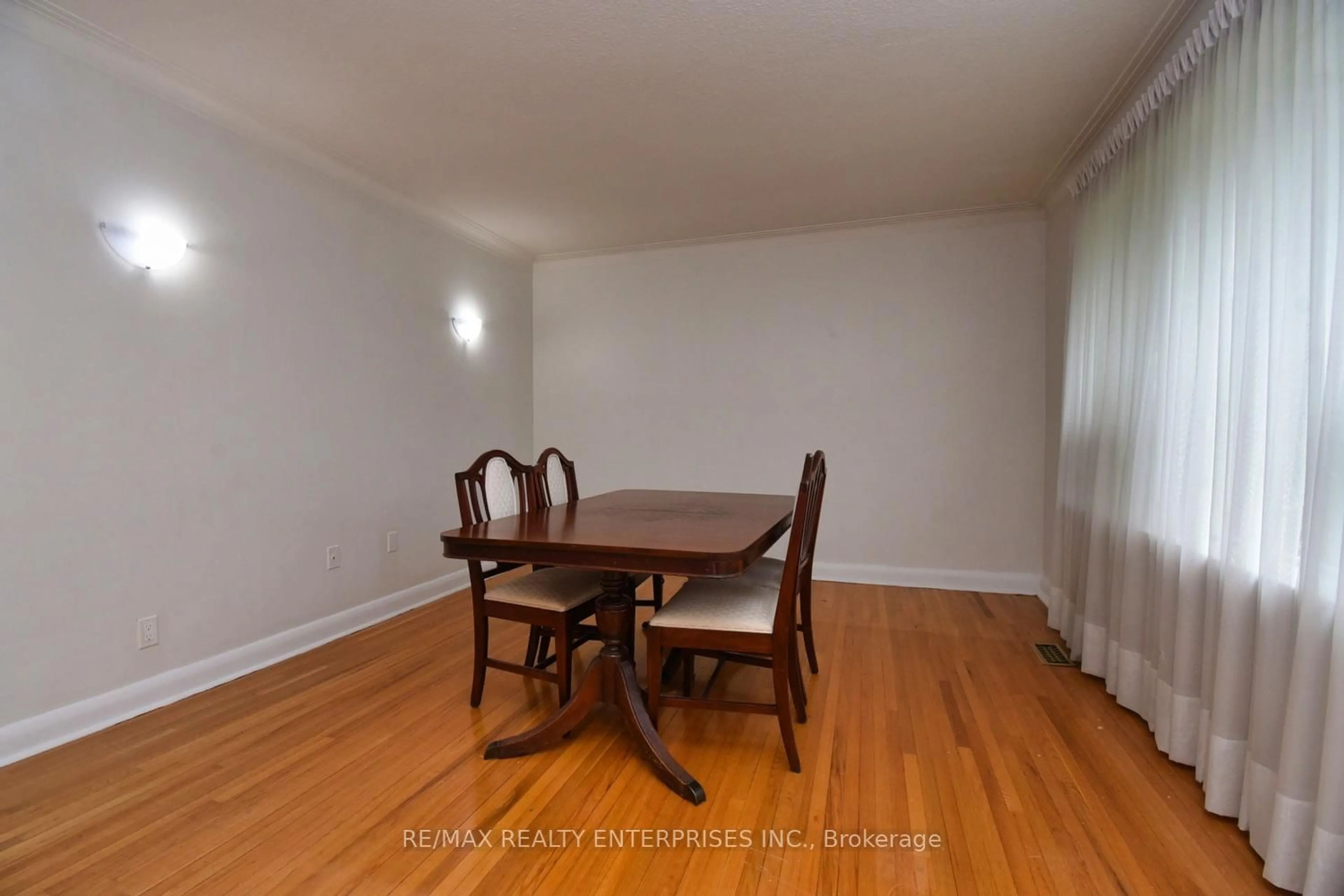 Dining room, wood/laminate floor for 14 Jellicoe Ave, Toronto Ontario M8W 1W1