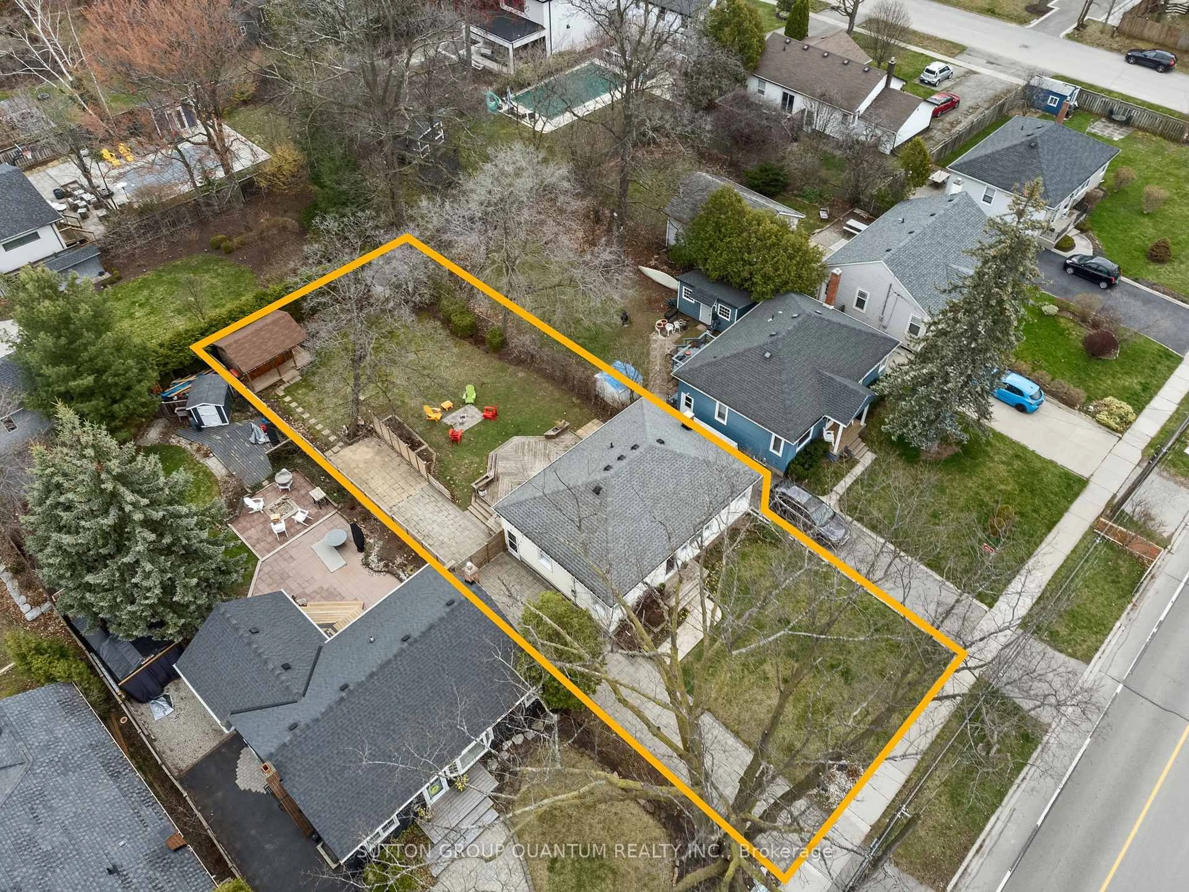 A pic from outside/outdoor area/front of a property/back of a property/a pic from drone, street for 407 Queen Mary Dr, Oakville Ontario L6K 3M2