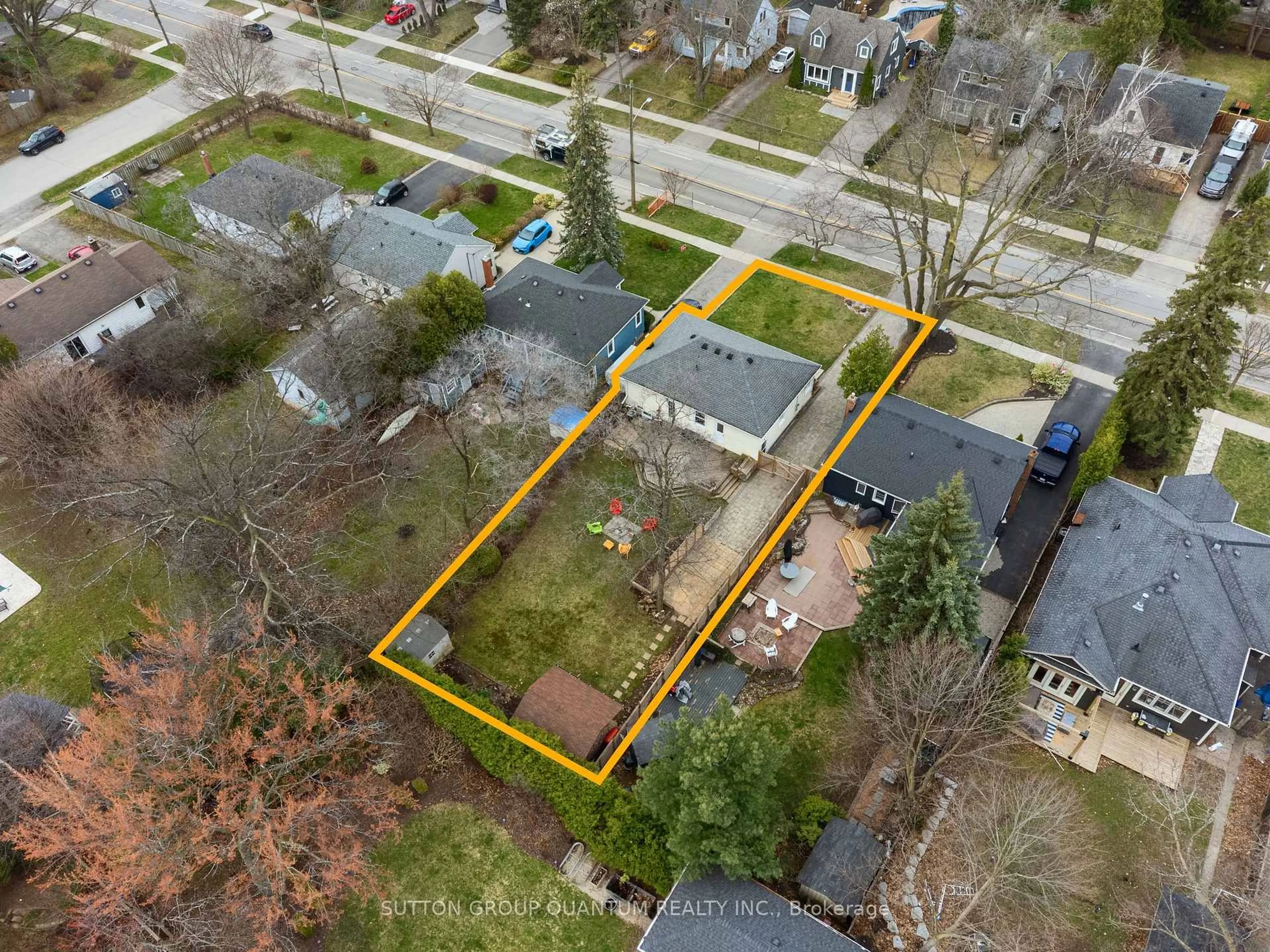 A pic from outside/outdoor area/front of a property/back of a property/a pic from drone, street for 407 Queen Mary Dr, Oakville Ontario L6K 3M2