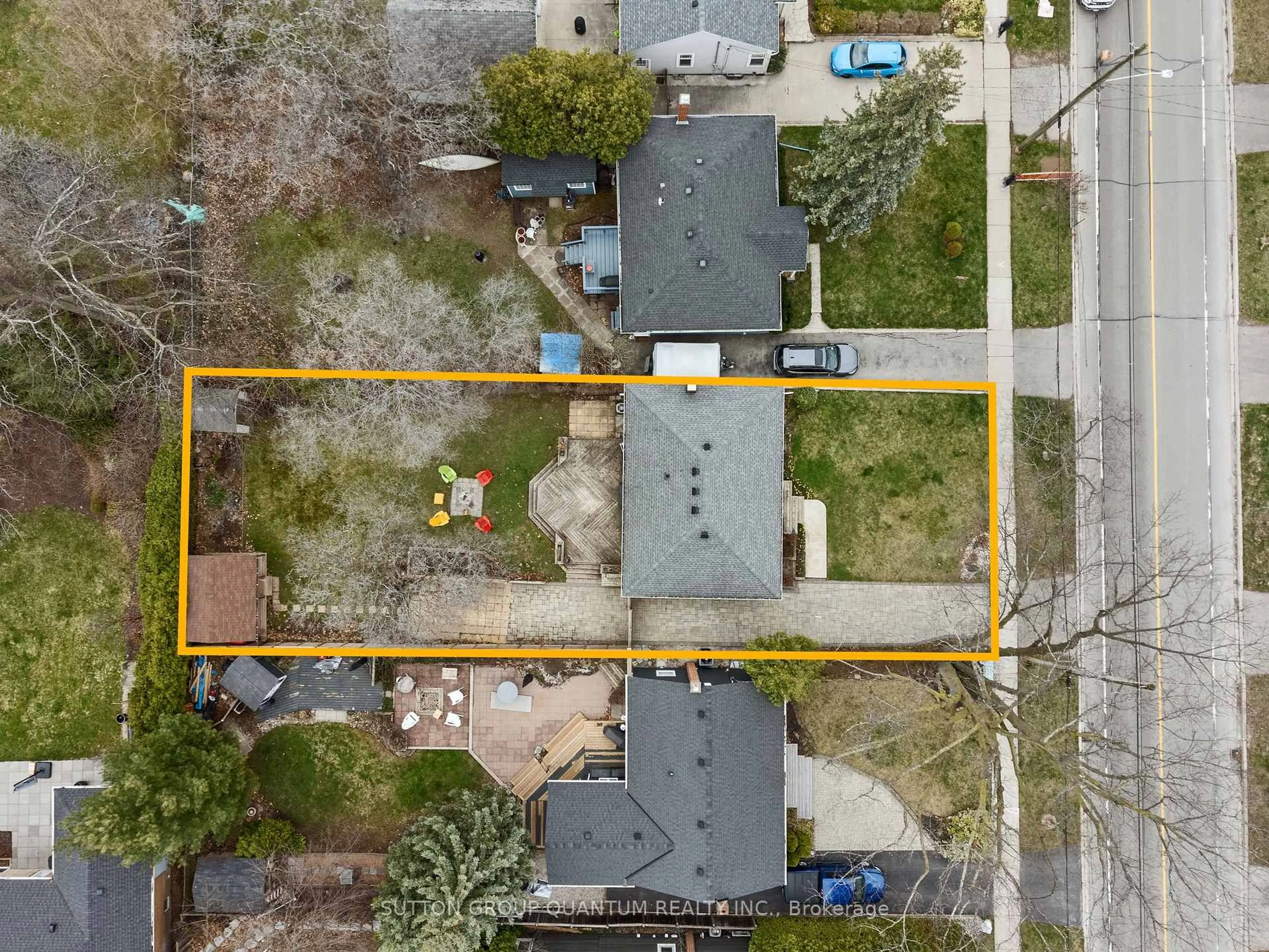 A pic from outside/outdoor area/front of a property/back of a property/a pic from drone, street for 407 Queen Mary Dr, Oakville Ontario L6K 3M2