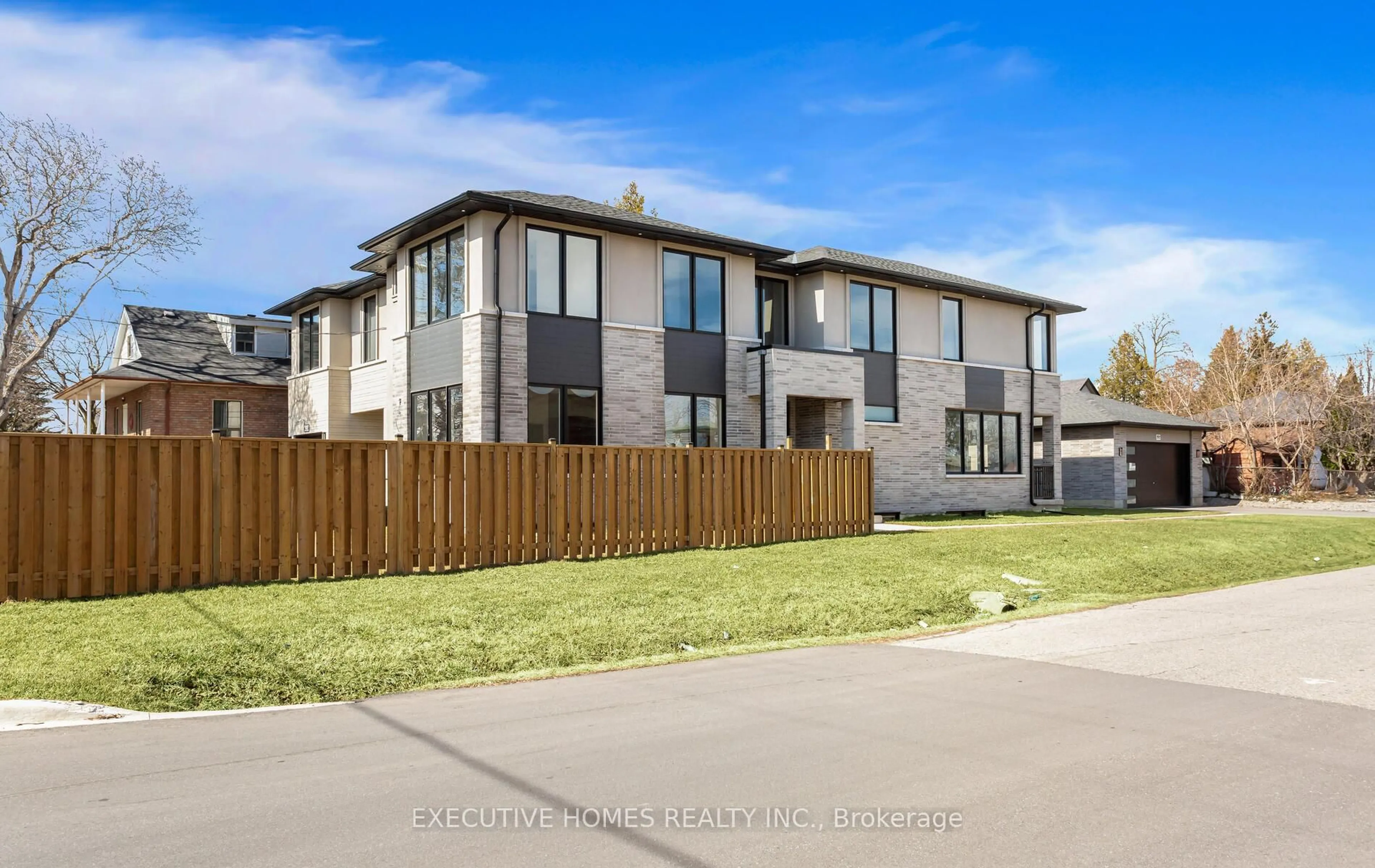 A pic from outside/outdoor area/front of a property/back of a property/a pic from drone, street for 797 First St, Mississauga Ontario L5E 1A3