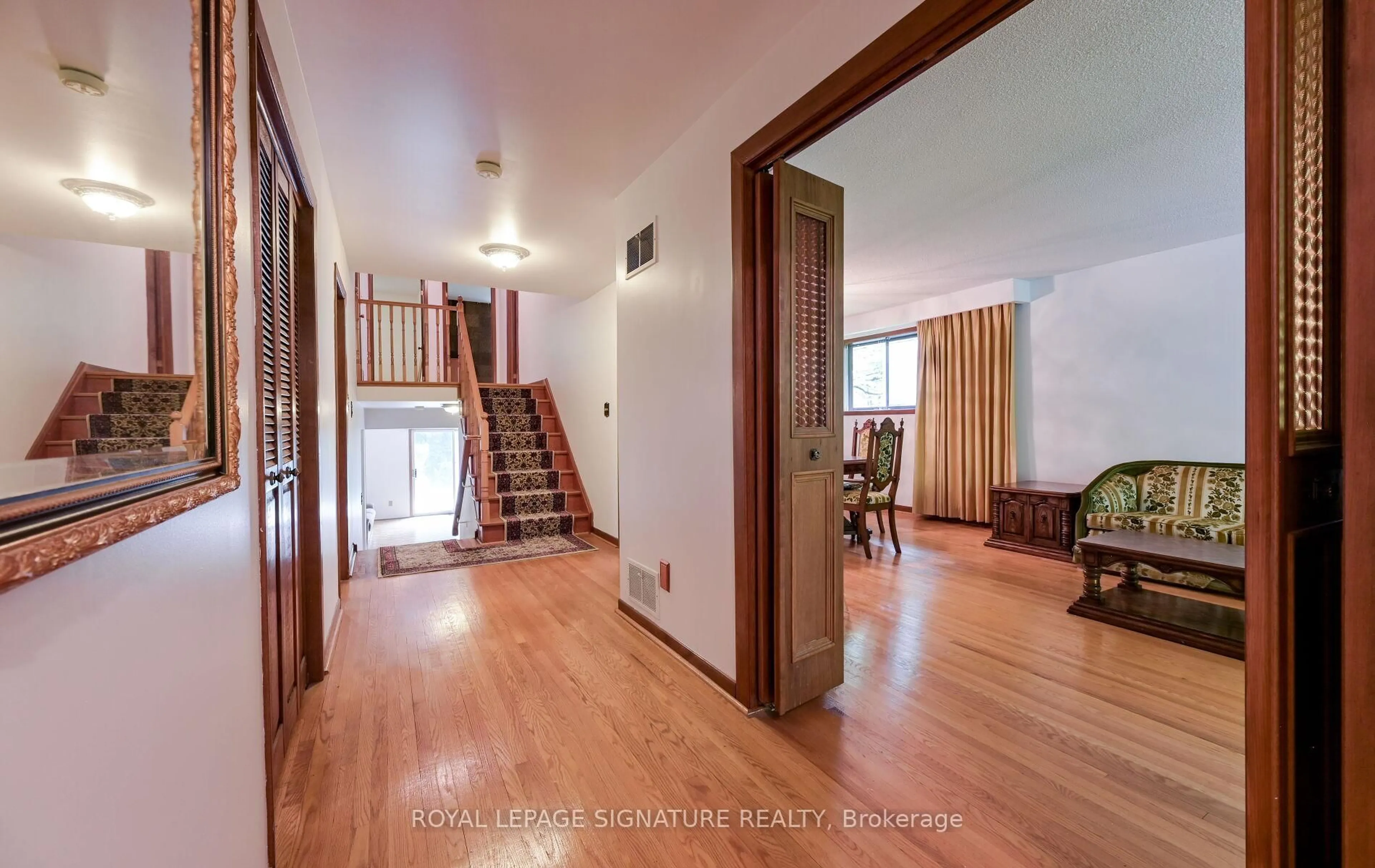 Indoor foyer for 172 Glenview Dr, Mississauga Ontario L5G 4N2