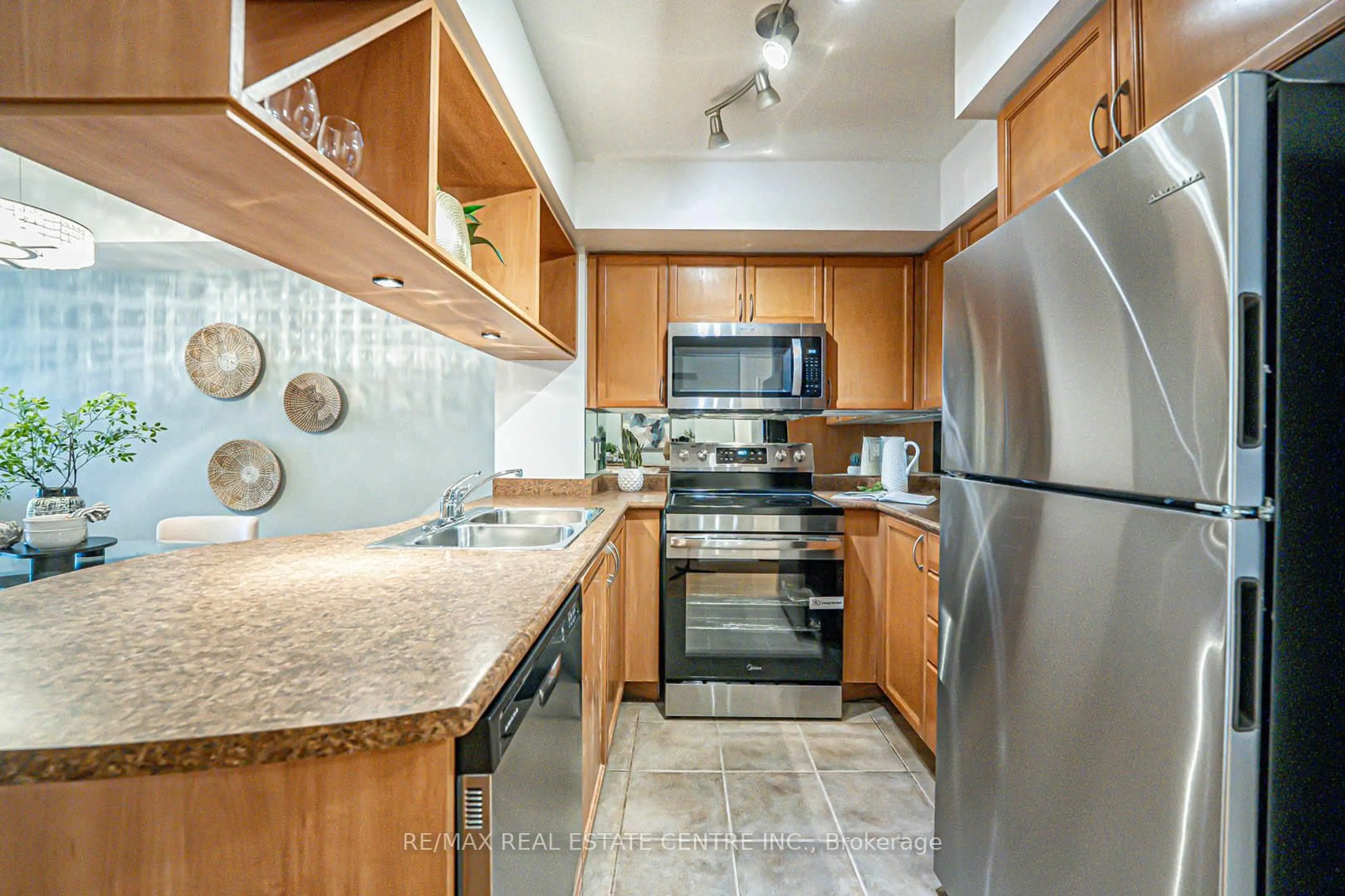 Standard kitchen, ceramic/tile floor for 4080 Living Arts Dr #1509, Mississauga Ontario L5B 4M8
