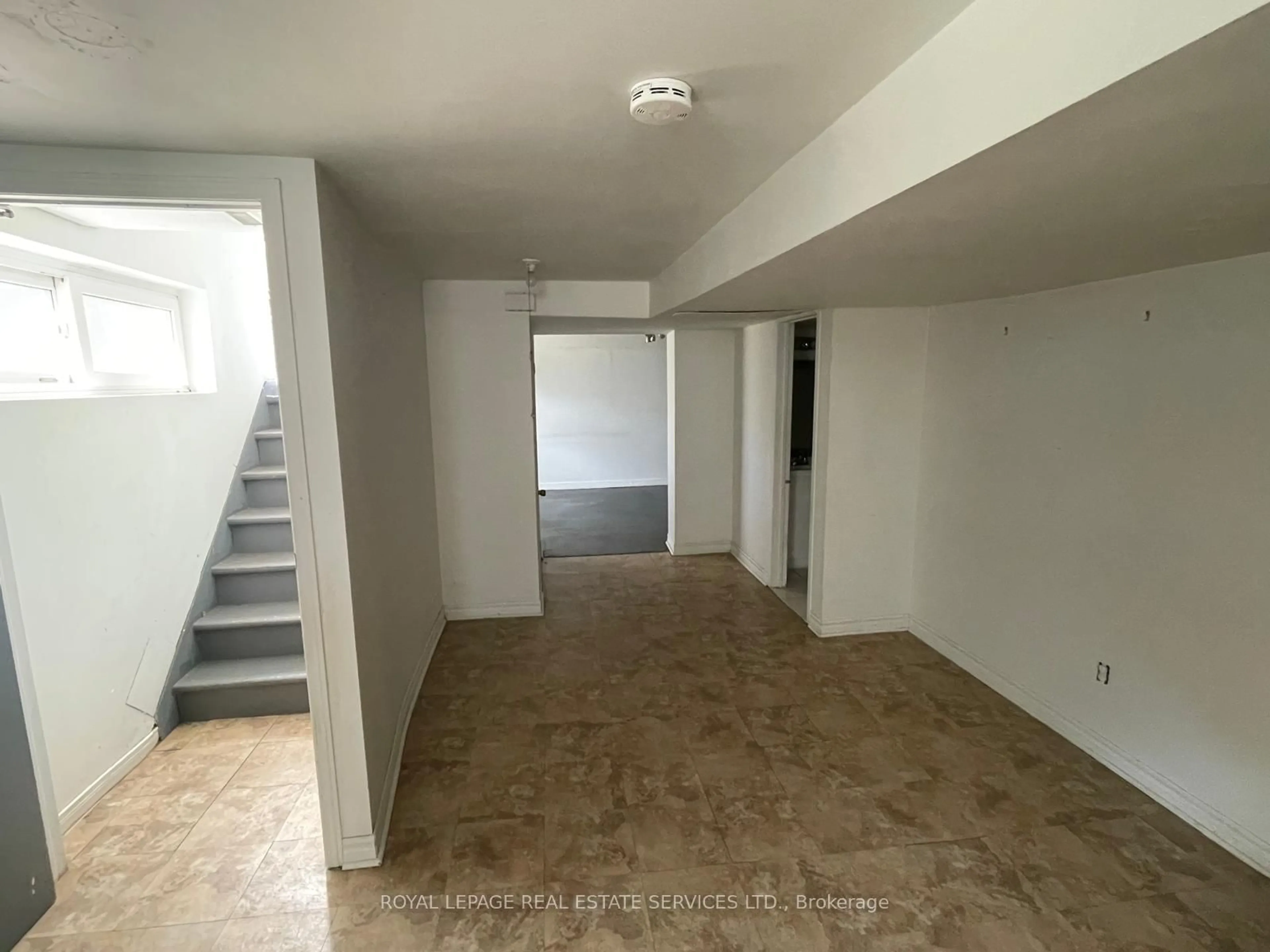 A pic of a room for 522 Weynway Crt, Oakville Ontario L6L 4G7