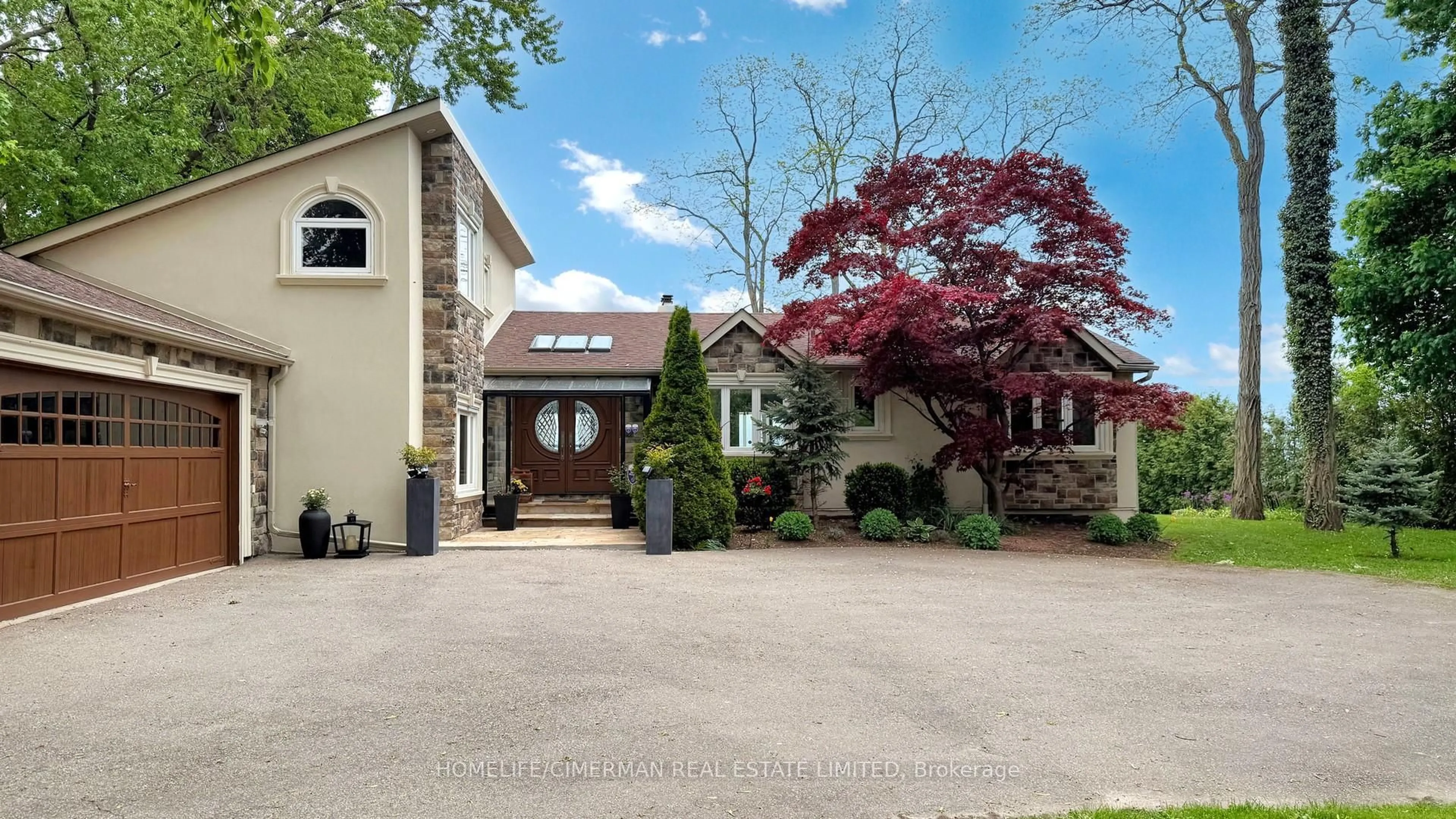 A pic from outside/outdoor area/front of a property/back of a property/a pic from drone, street for 3346 Lakeshore Rd, Oakville Ontario L6L 6S6
