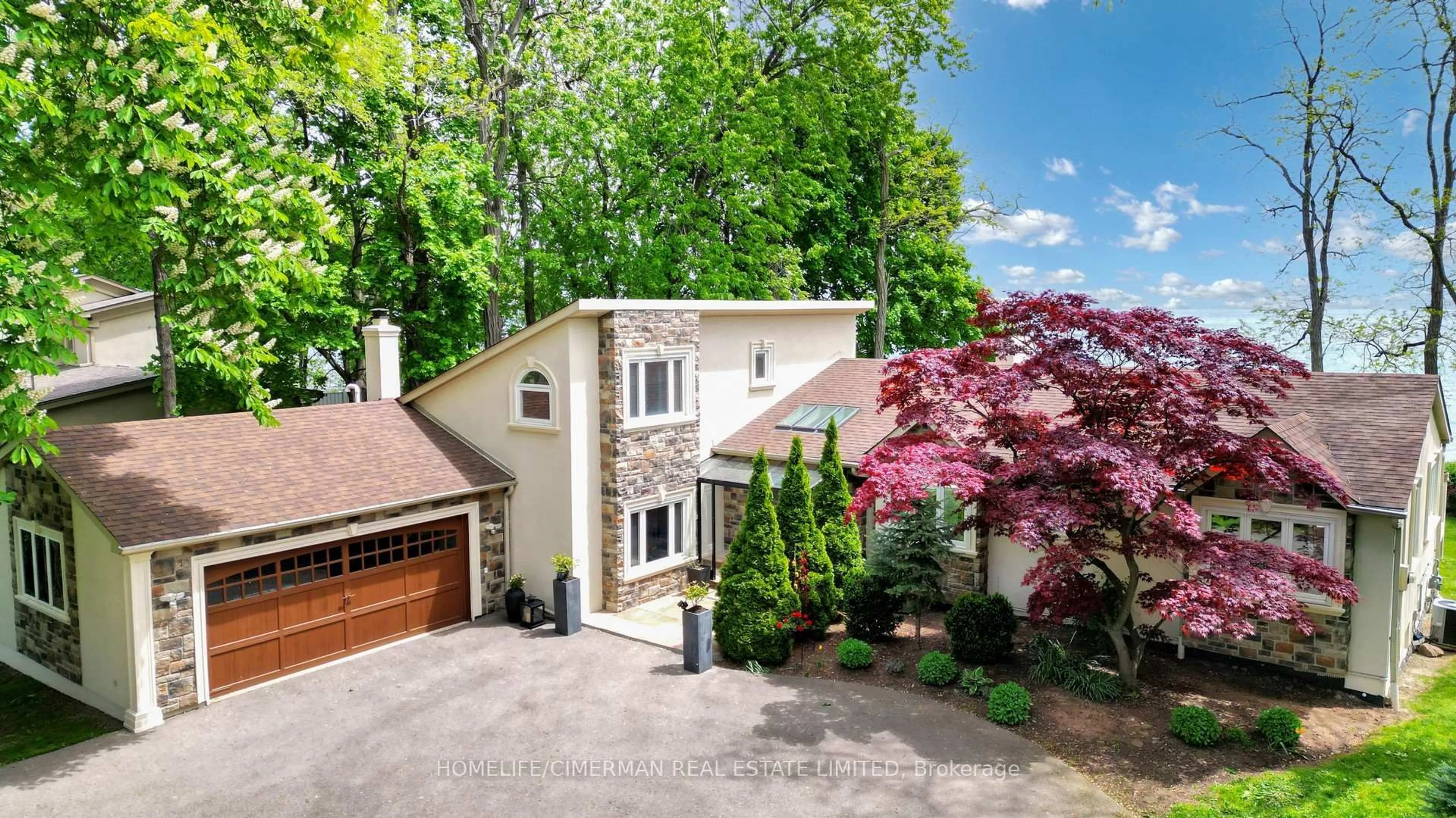 A pic from outside/outdoor area/front of a property/back of a property/a pic from drone, street for 3346 Lakeshore Rd, Oakville Ontario L6L 6S6