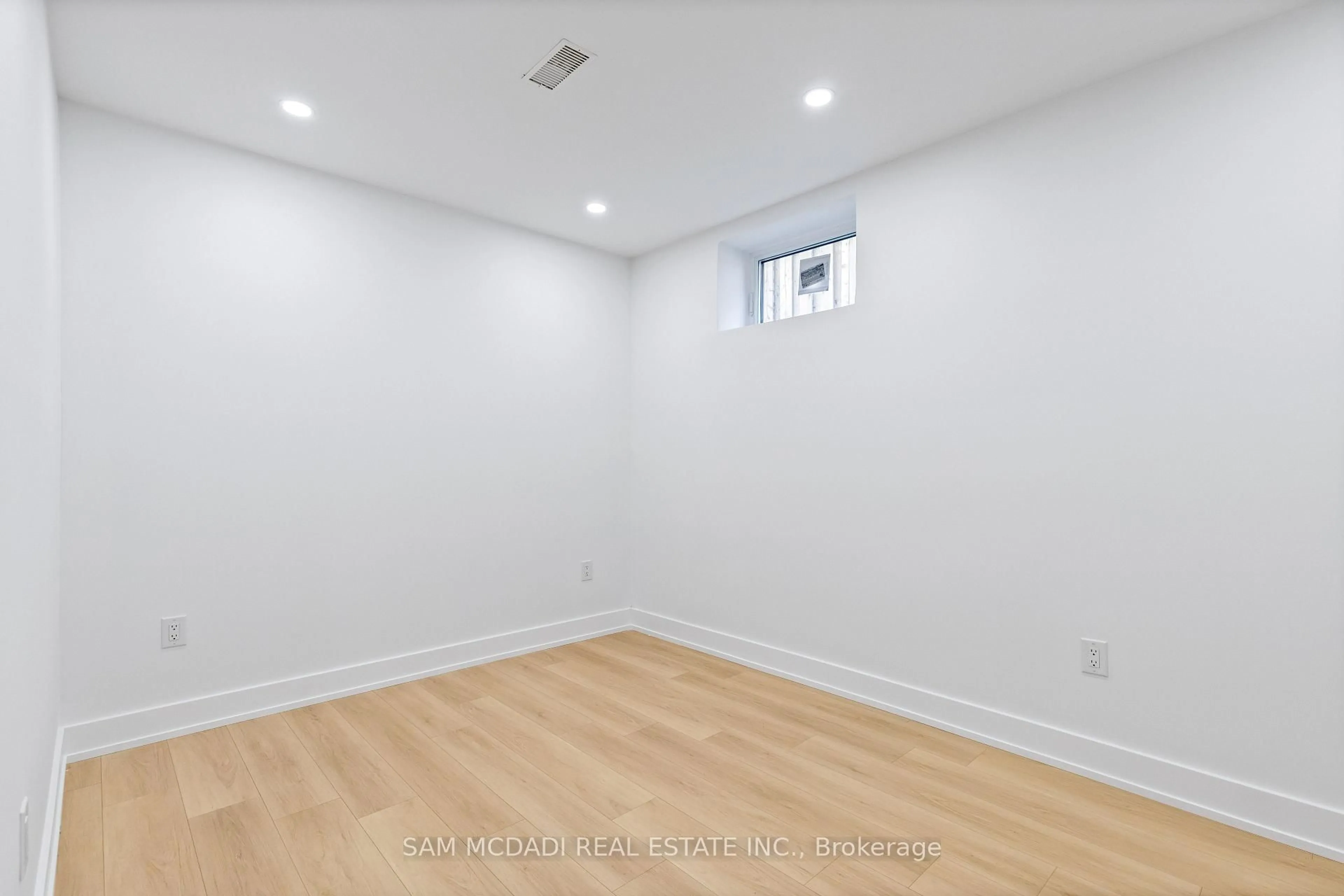 A pic of a room for 1037 Caven St, Mississauga Ontario L5G 4J3