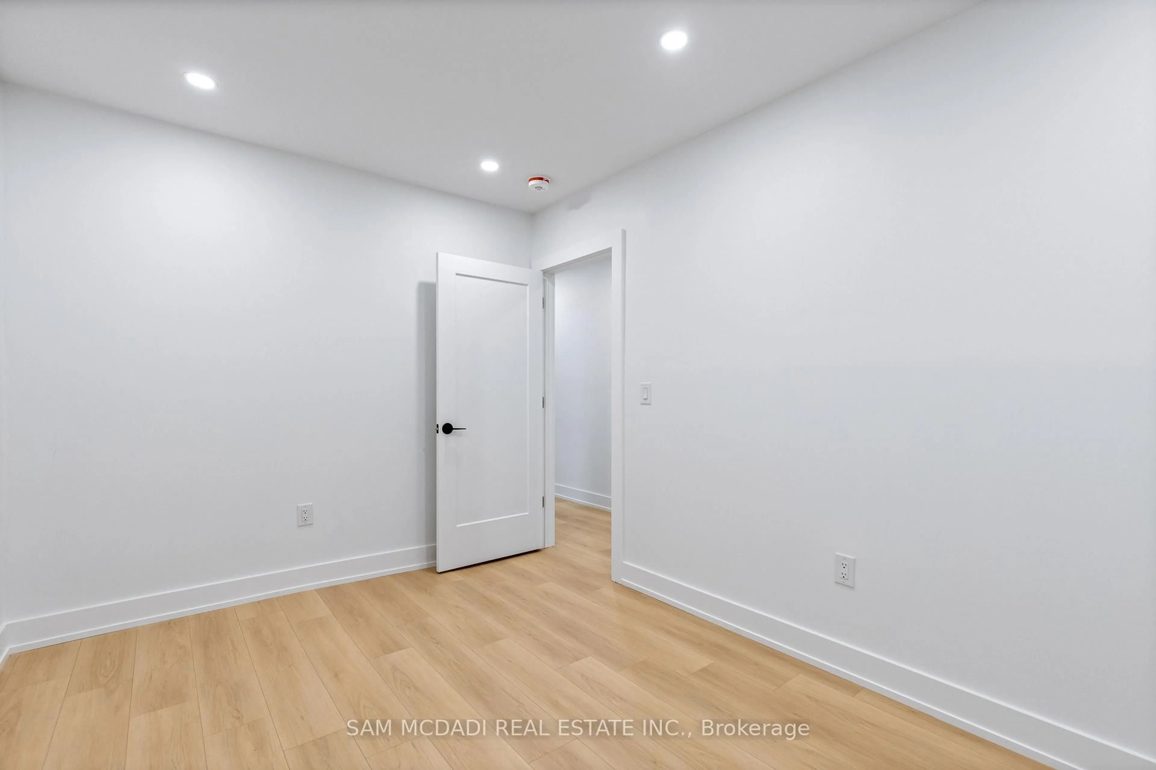 A pic of a room for 1037 Caven St, Mississauga Ontario L5G 4J3
